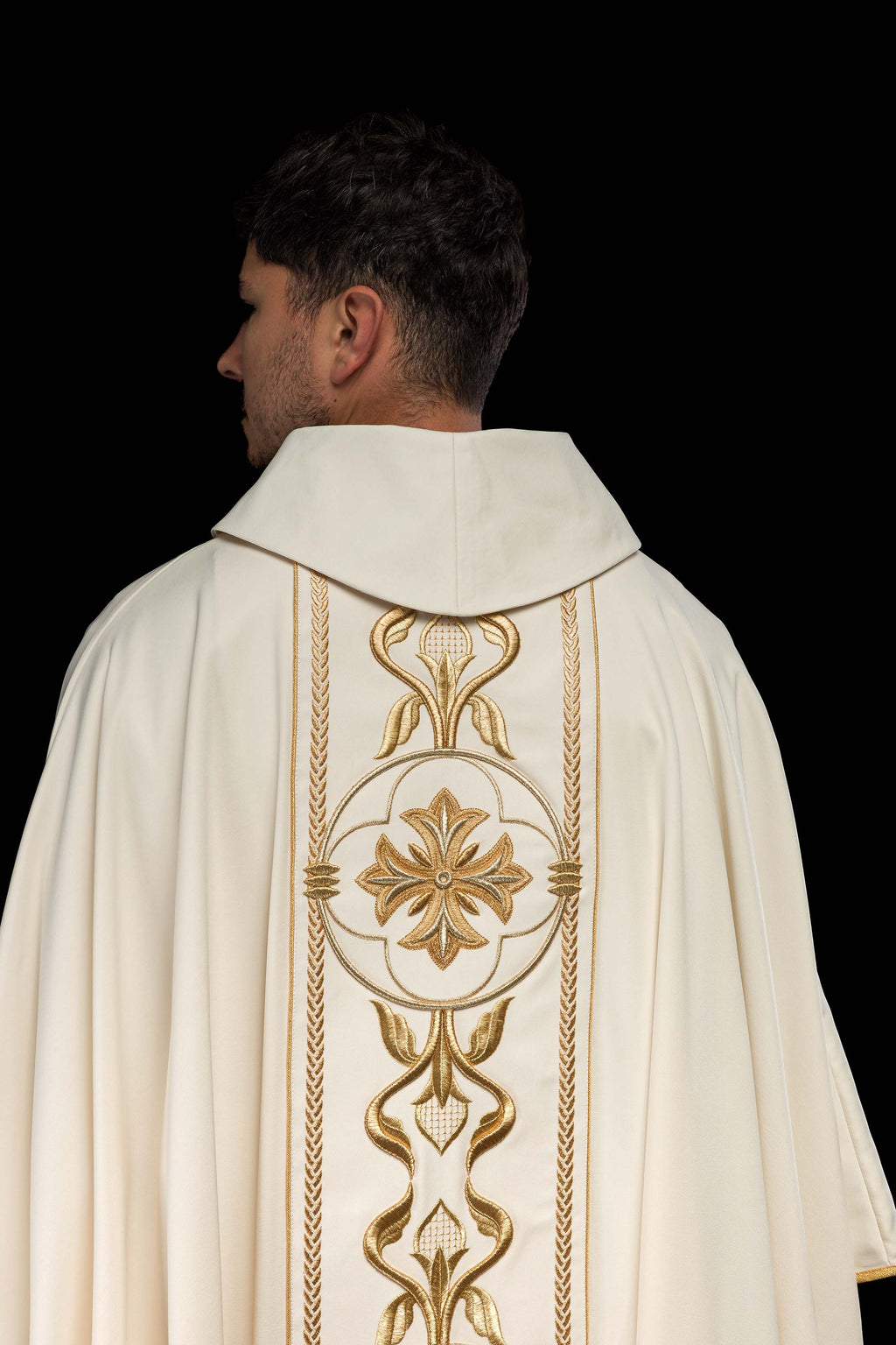 Chasuble écrue à croix brodée
