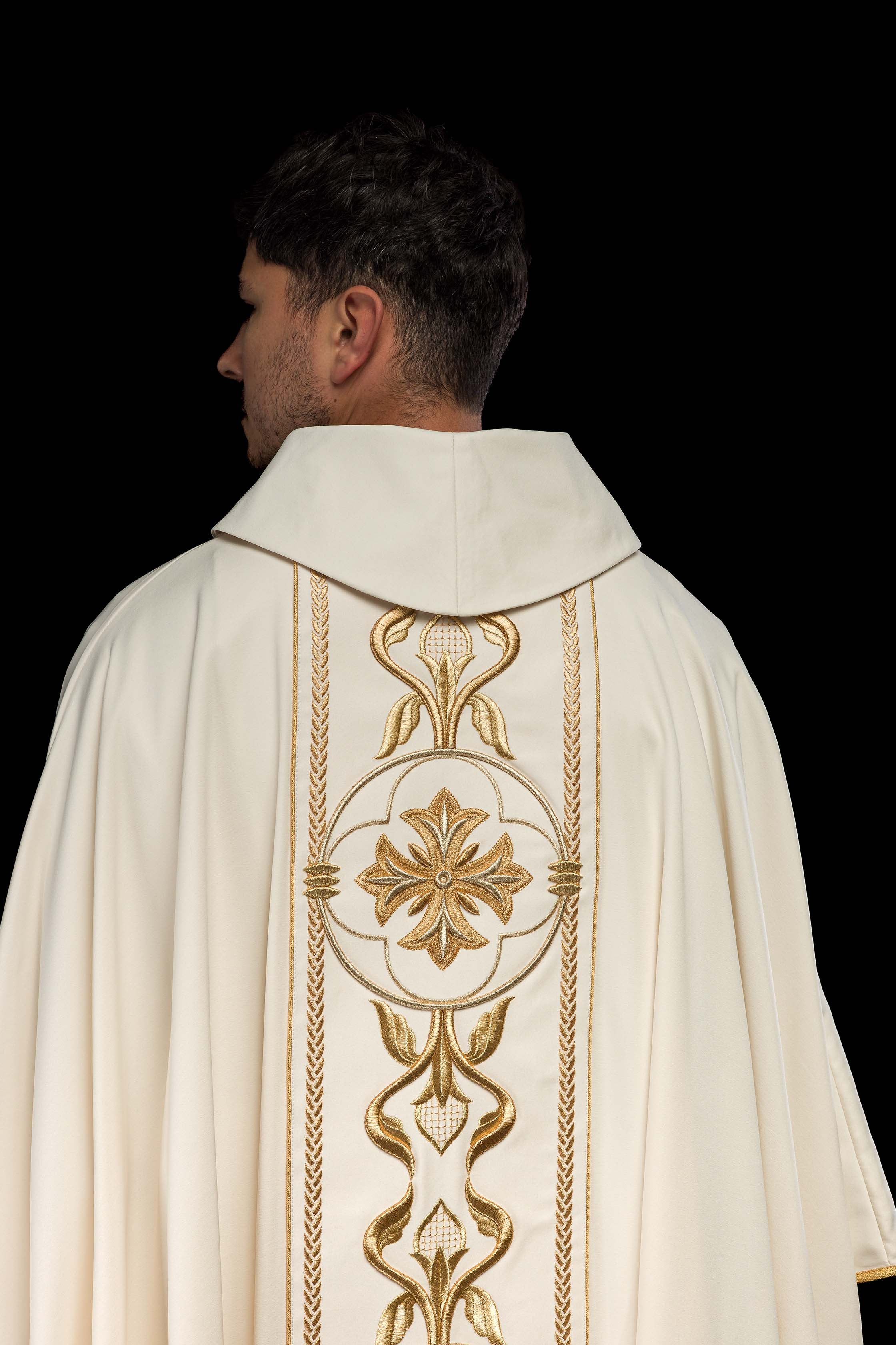 Chasuble écrue à croix brodée