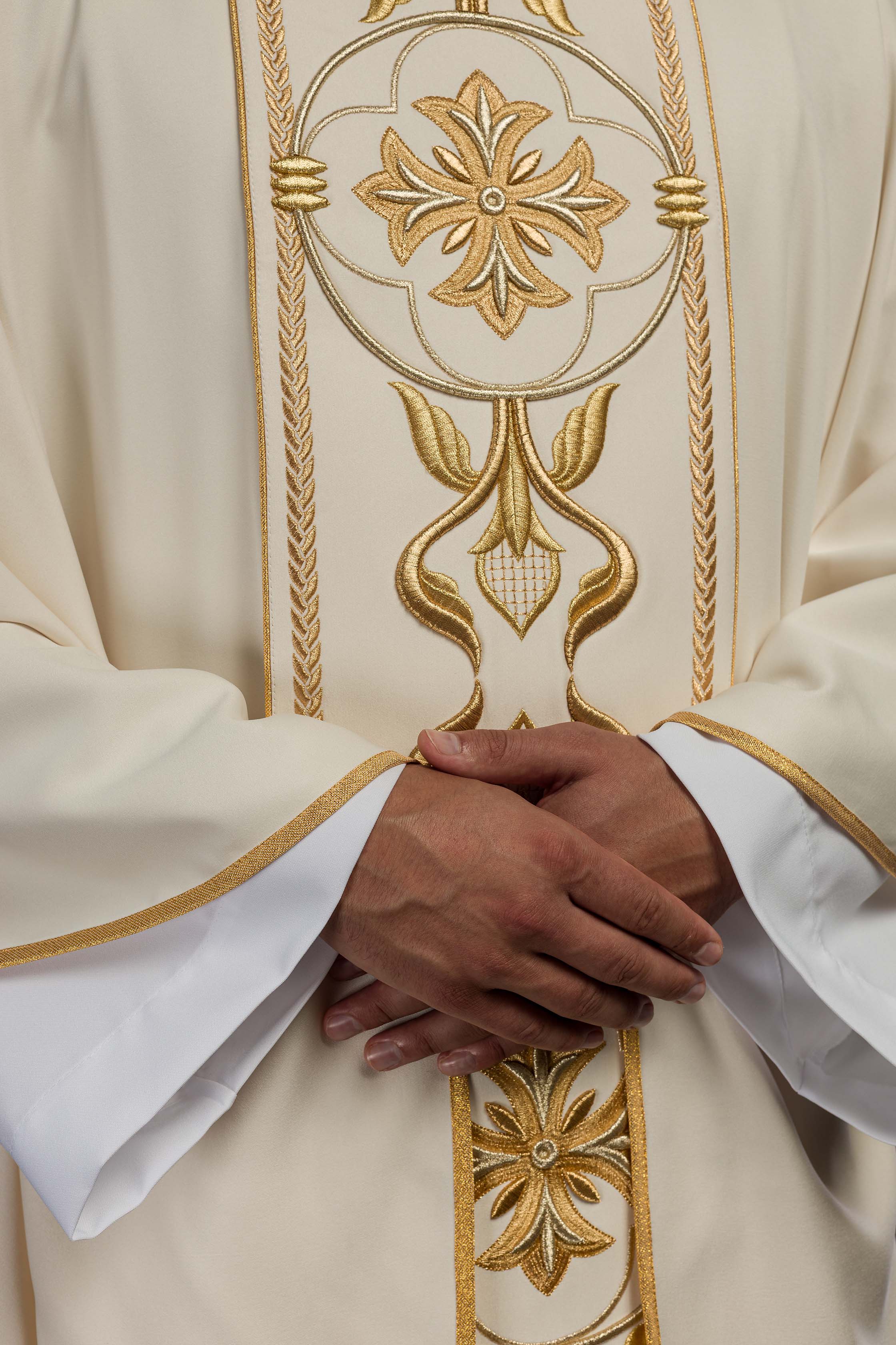 Chasuble écrue à croix brodée