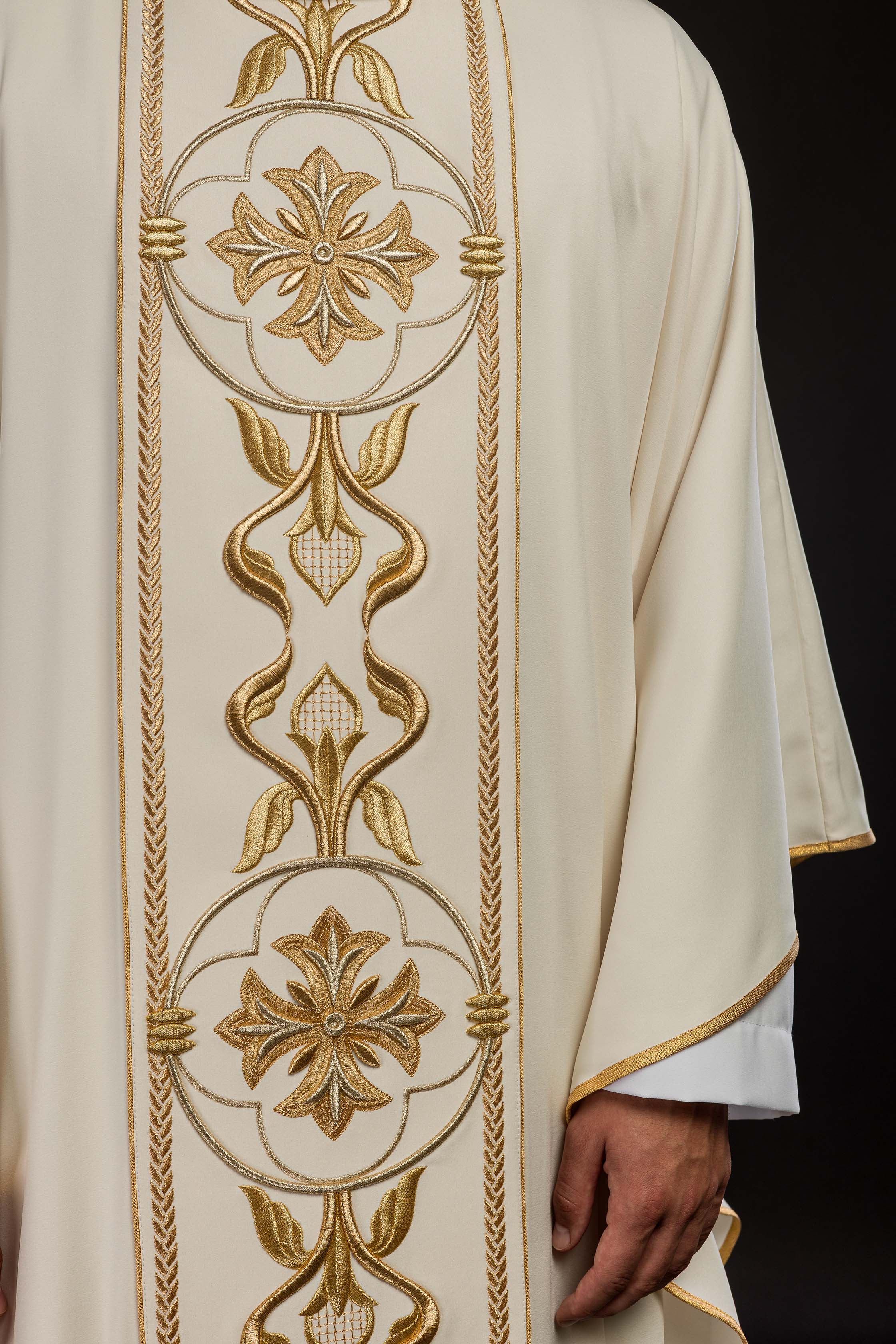 Chasuble écrue à croix brodée