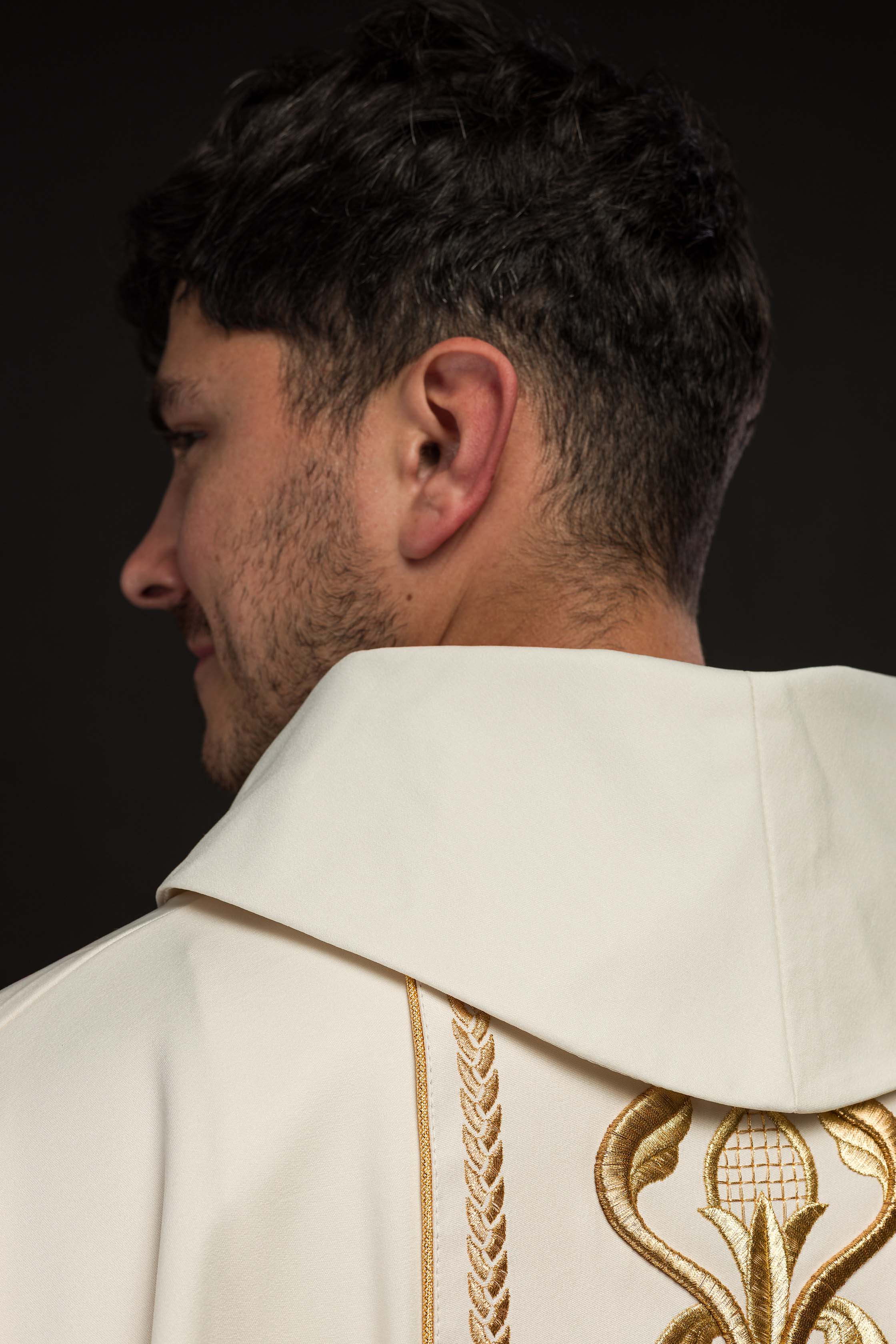 Chasuble écrue à croix brodée