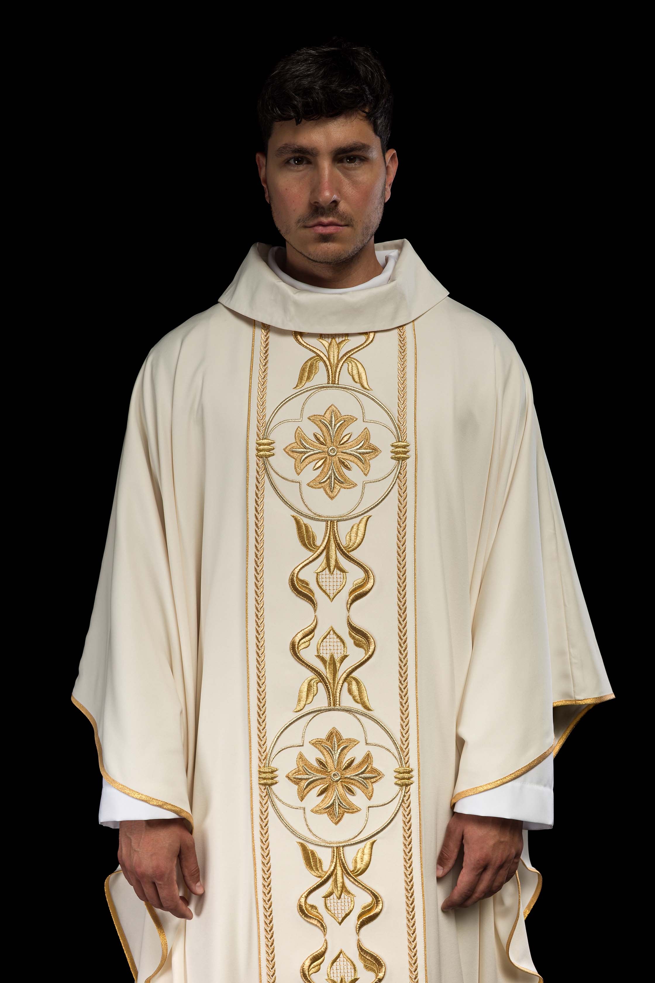 Chasuble écrue à croix brodée
