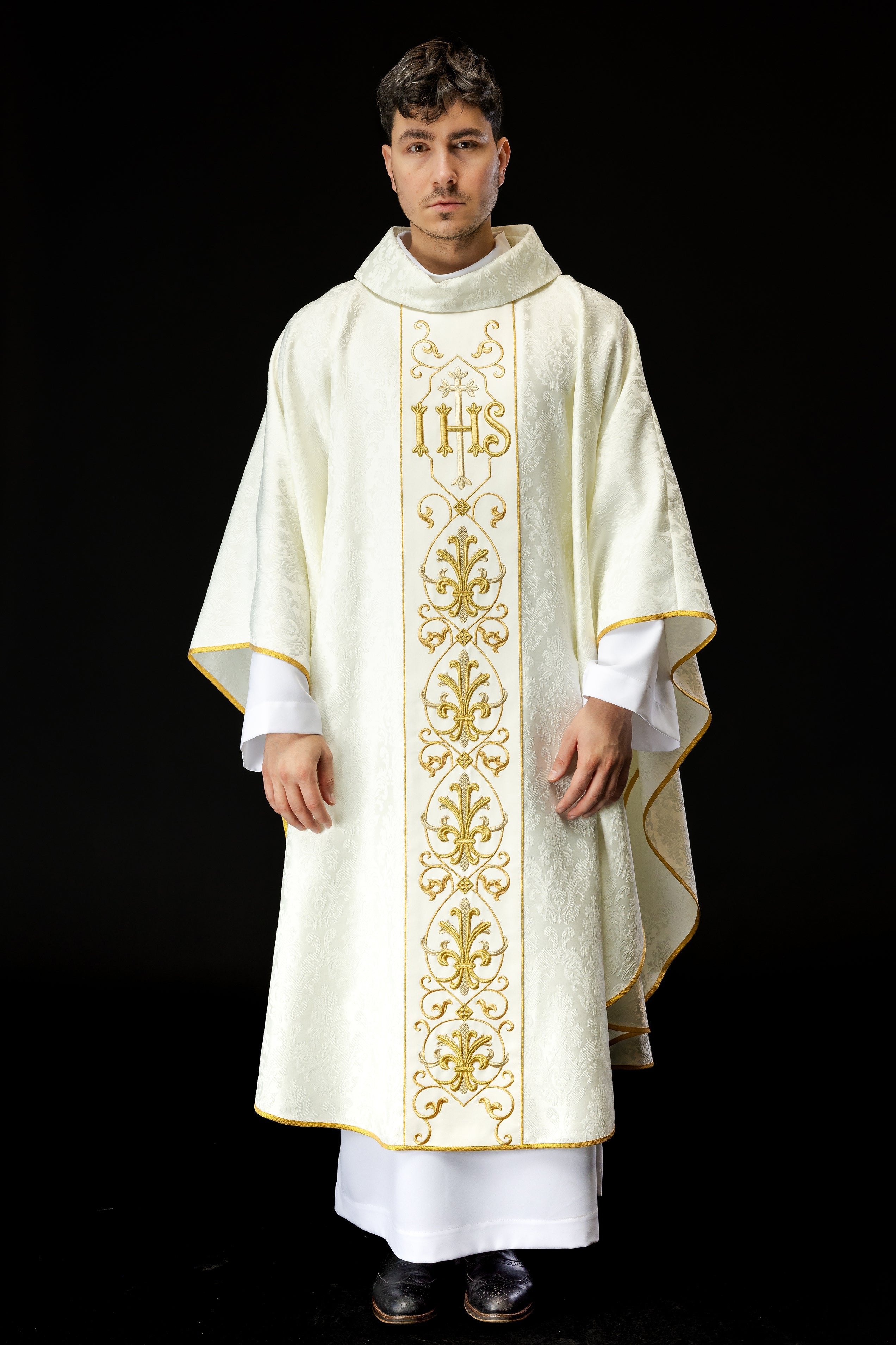 Chasuble écrue brodée sur un tissu décoratif avec le symbole IHS