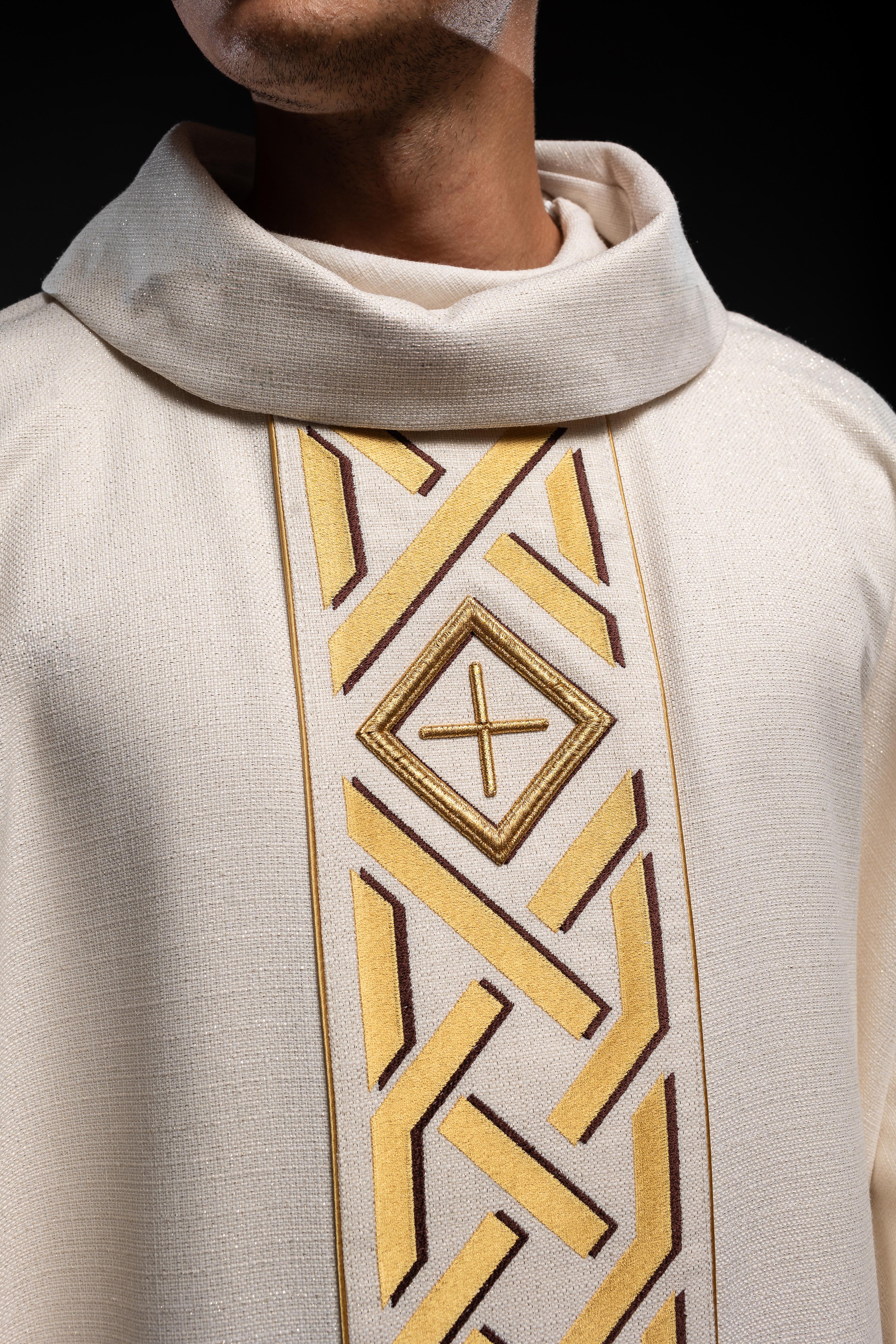 Chasuble écrue à croix brodée