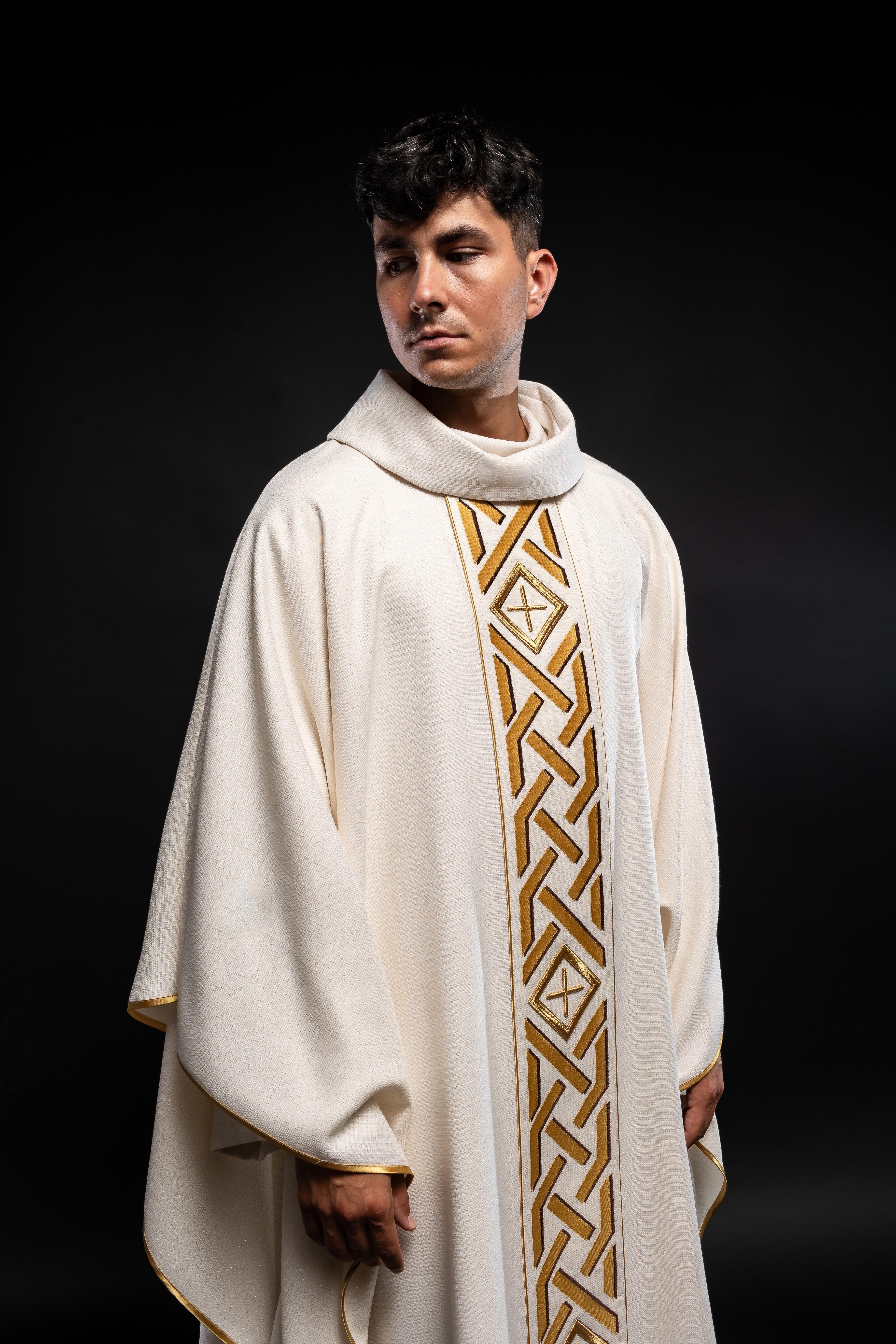 Chasuble écrue à croix brodée