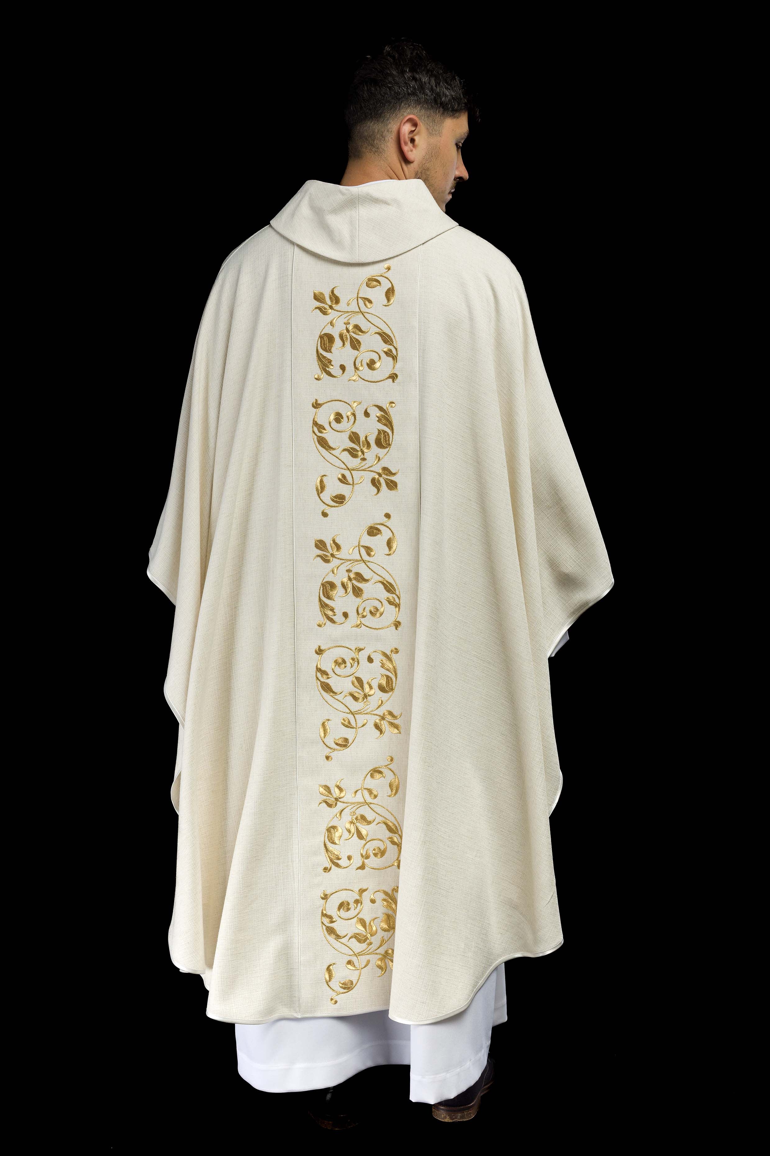 Chasuble brodée de l'image de la Sainte Famille tissu naturel