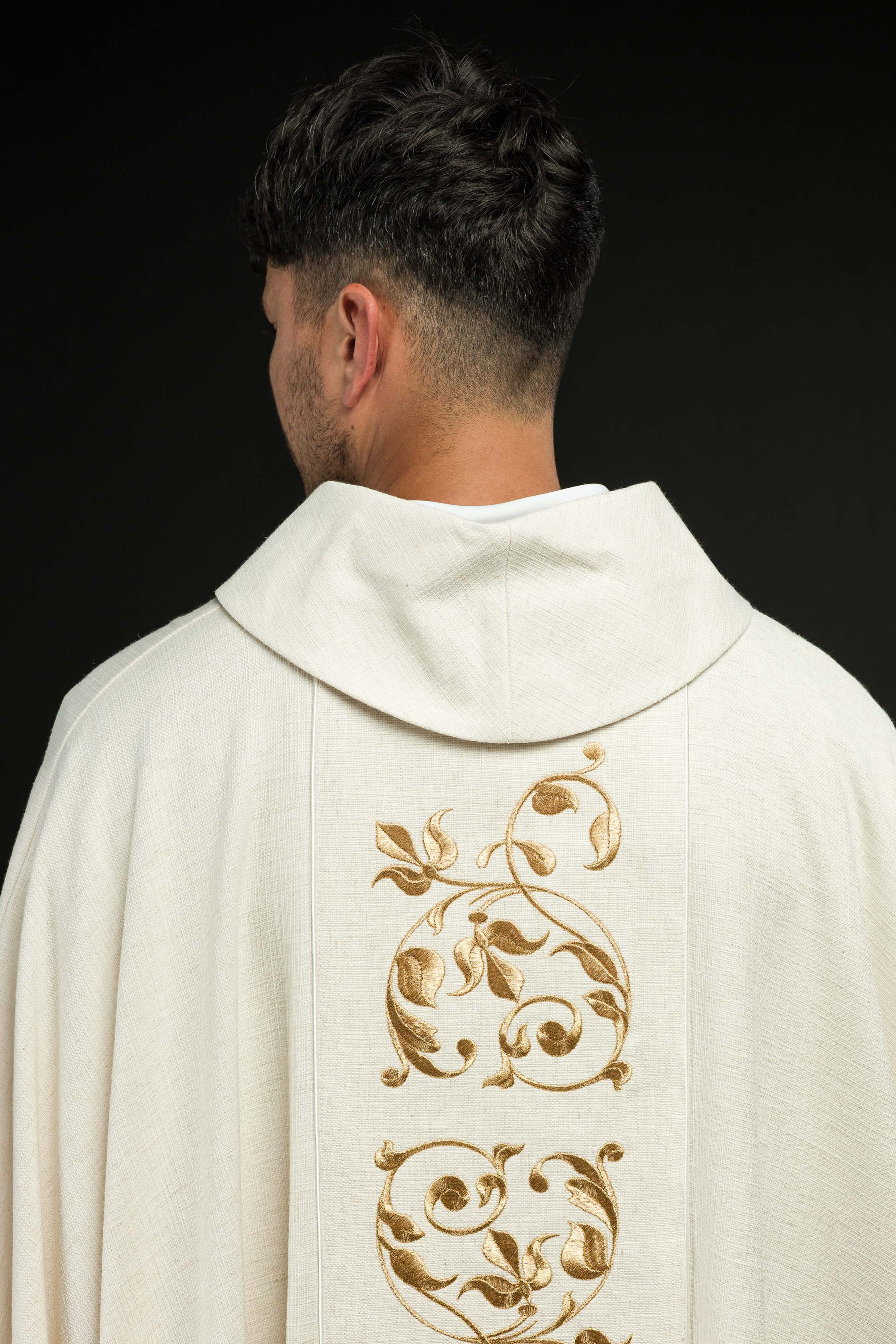 Chasuble brodée de l'image de la Sainte Famille tissu naturel