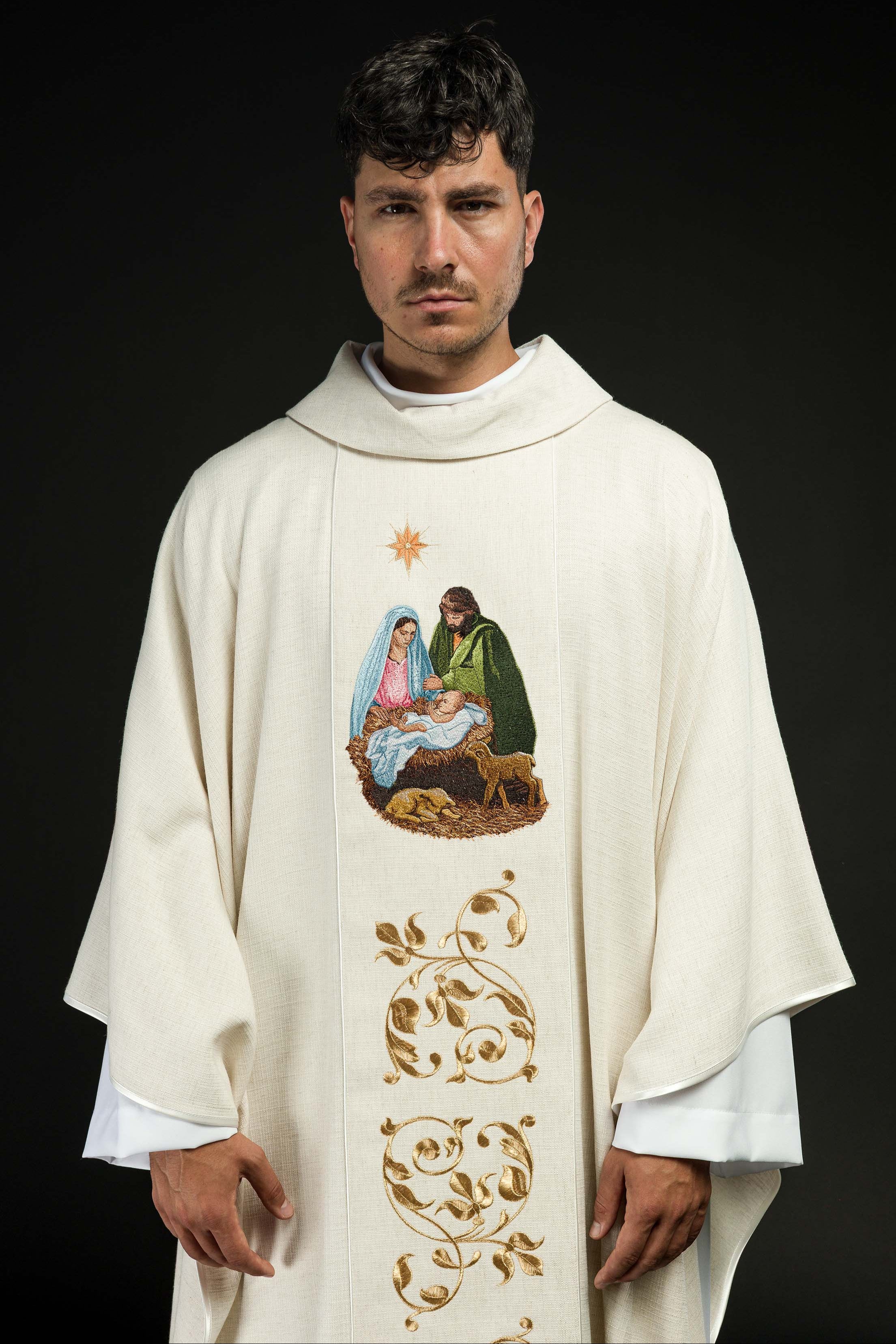 Chasuble brodée de l'image de la Sainte Famille tissu naturel