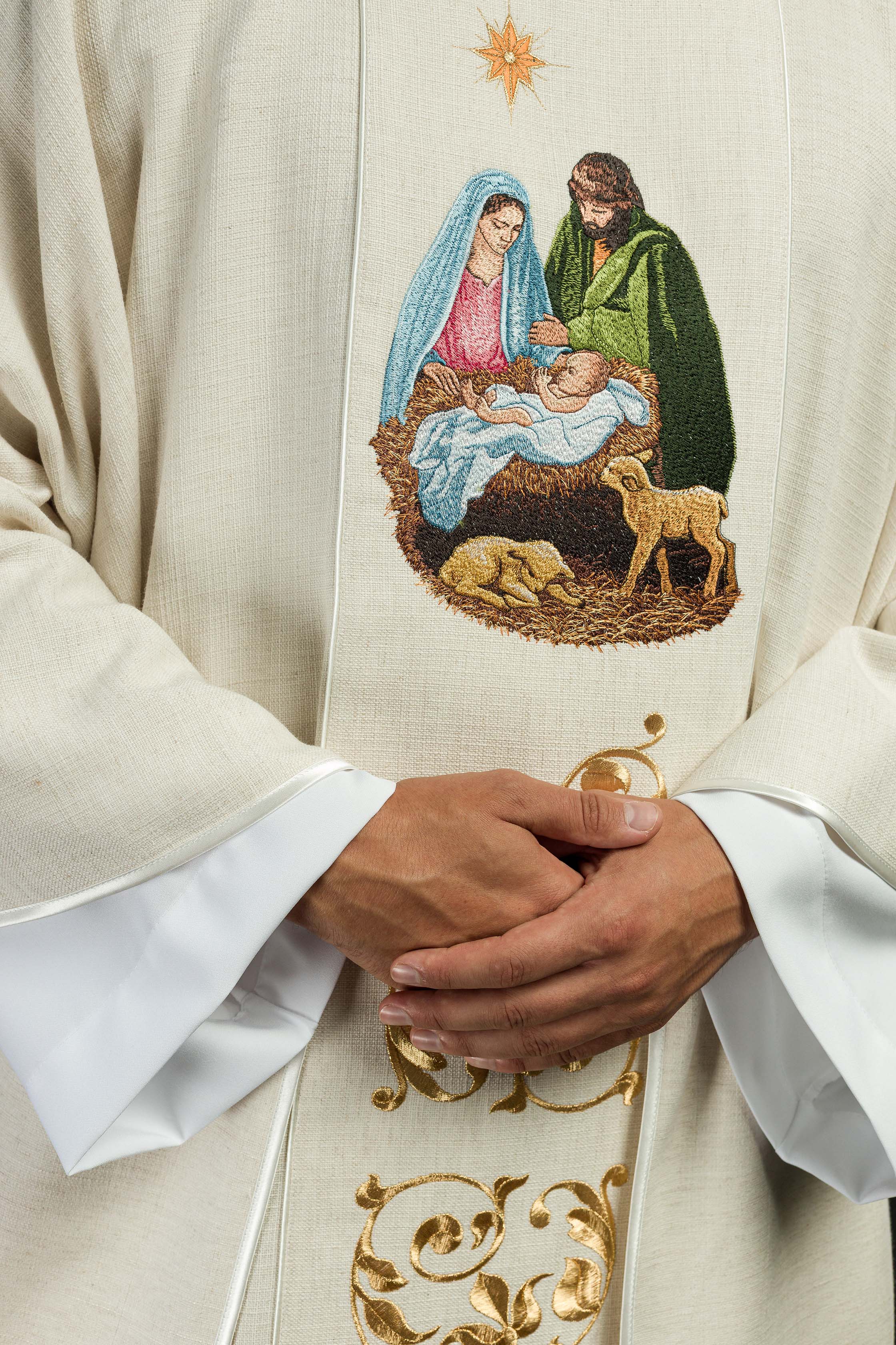 Chasuble brodée de l'image de la Sainte Famille tissu naturel