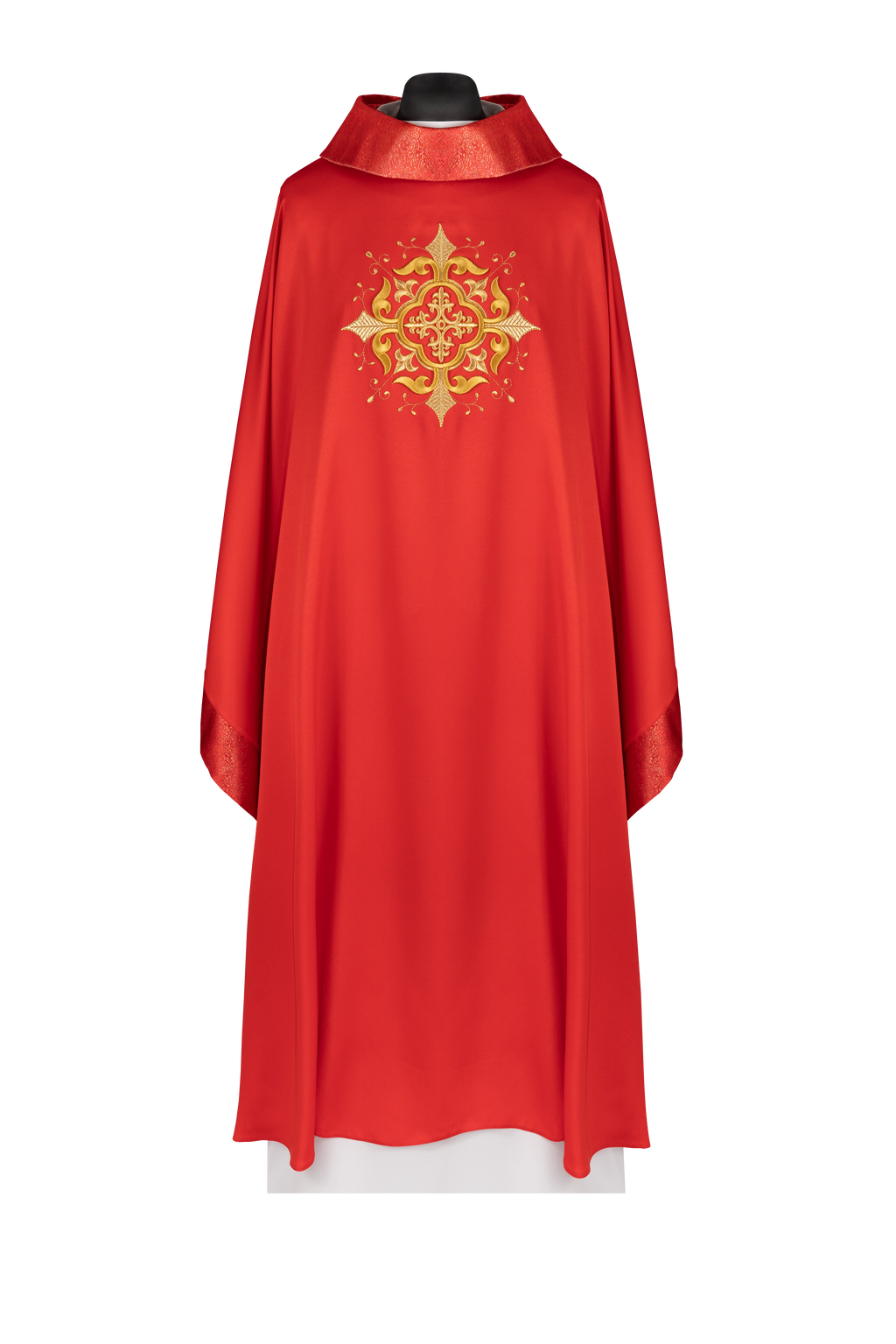 Chasuble liturgique rouge, brodée d’un motif de croix avec une finition riche