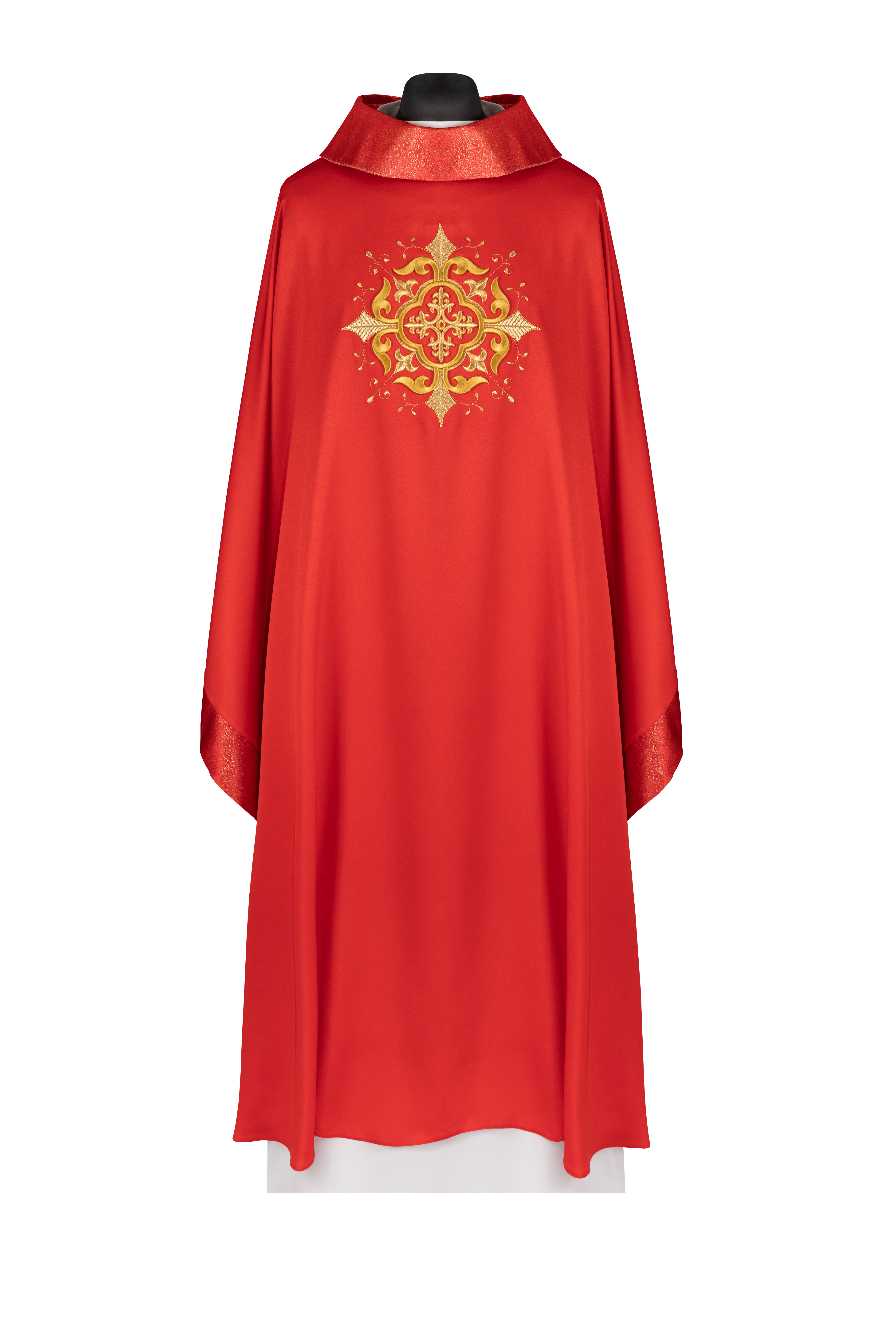 Chasuble liturgique rouge, brodée d’un motif de croix avec une finition riche