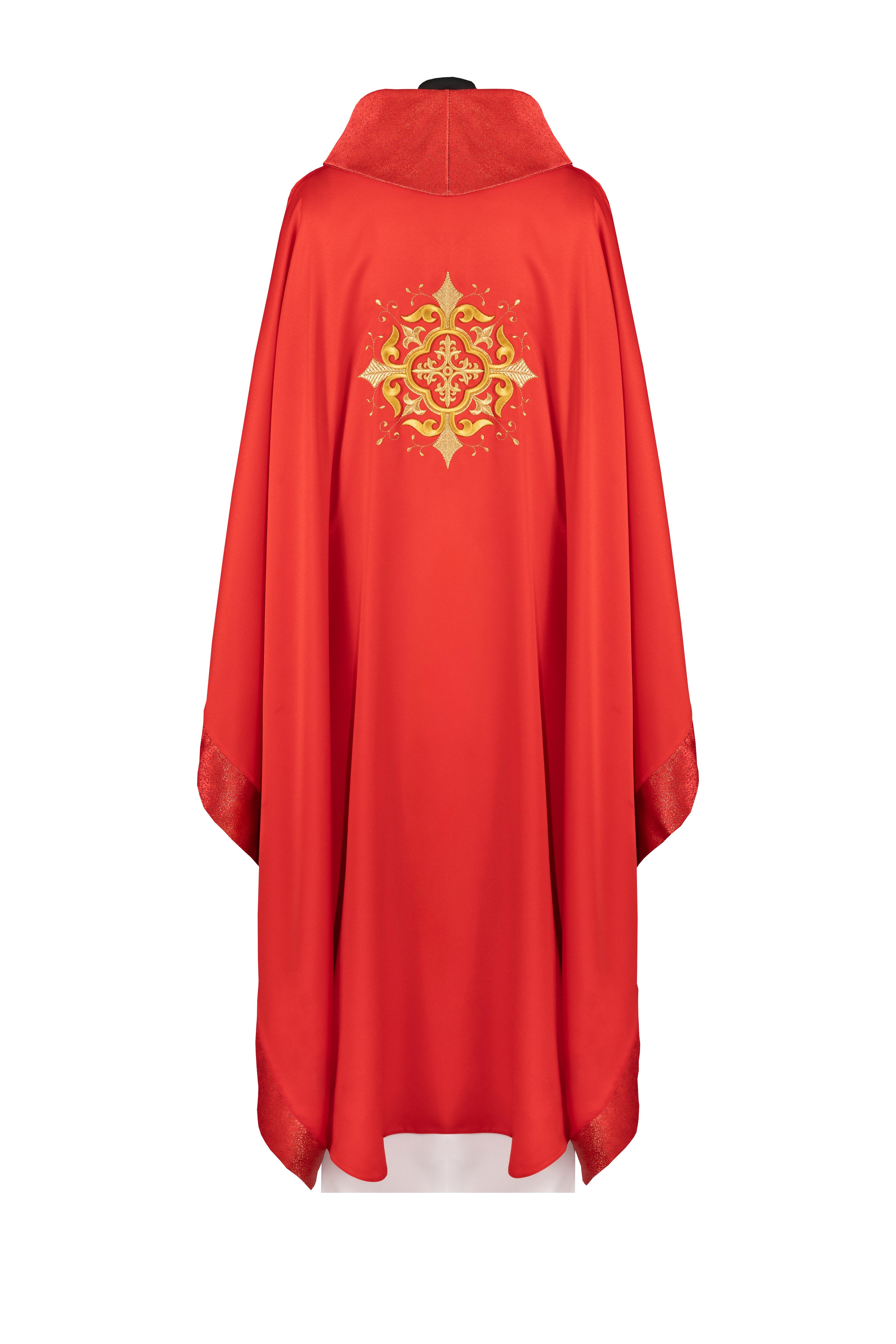 Chasuble liturgique rouge, brodée d’un motif de croix avec une finition riche