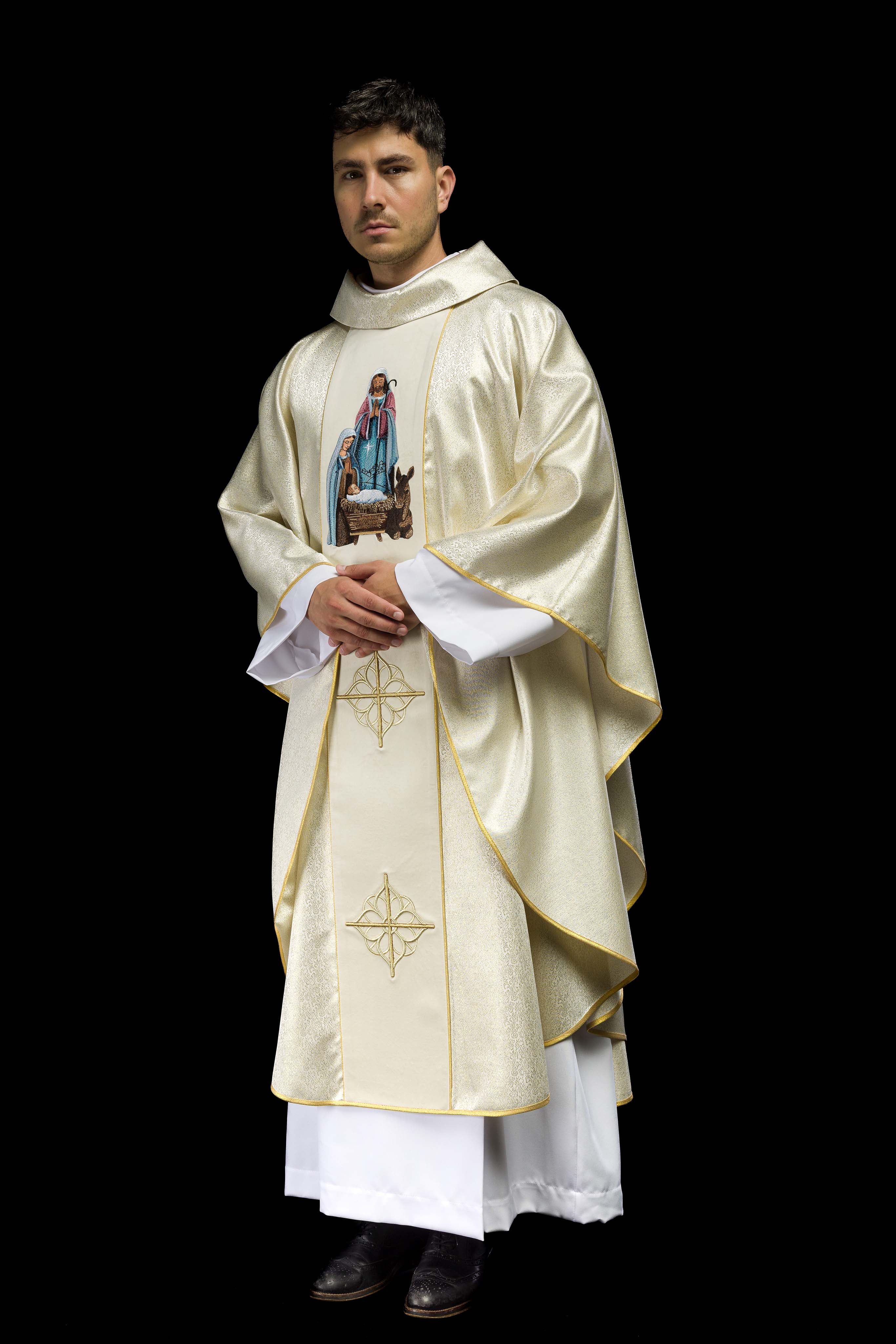 Chasuble brodée avec l'image de la Sainte Famille sur tissu doré