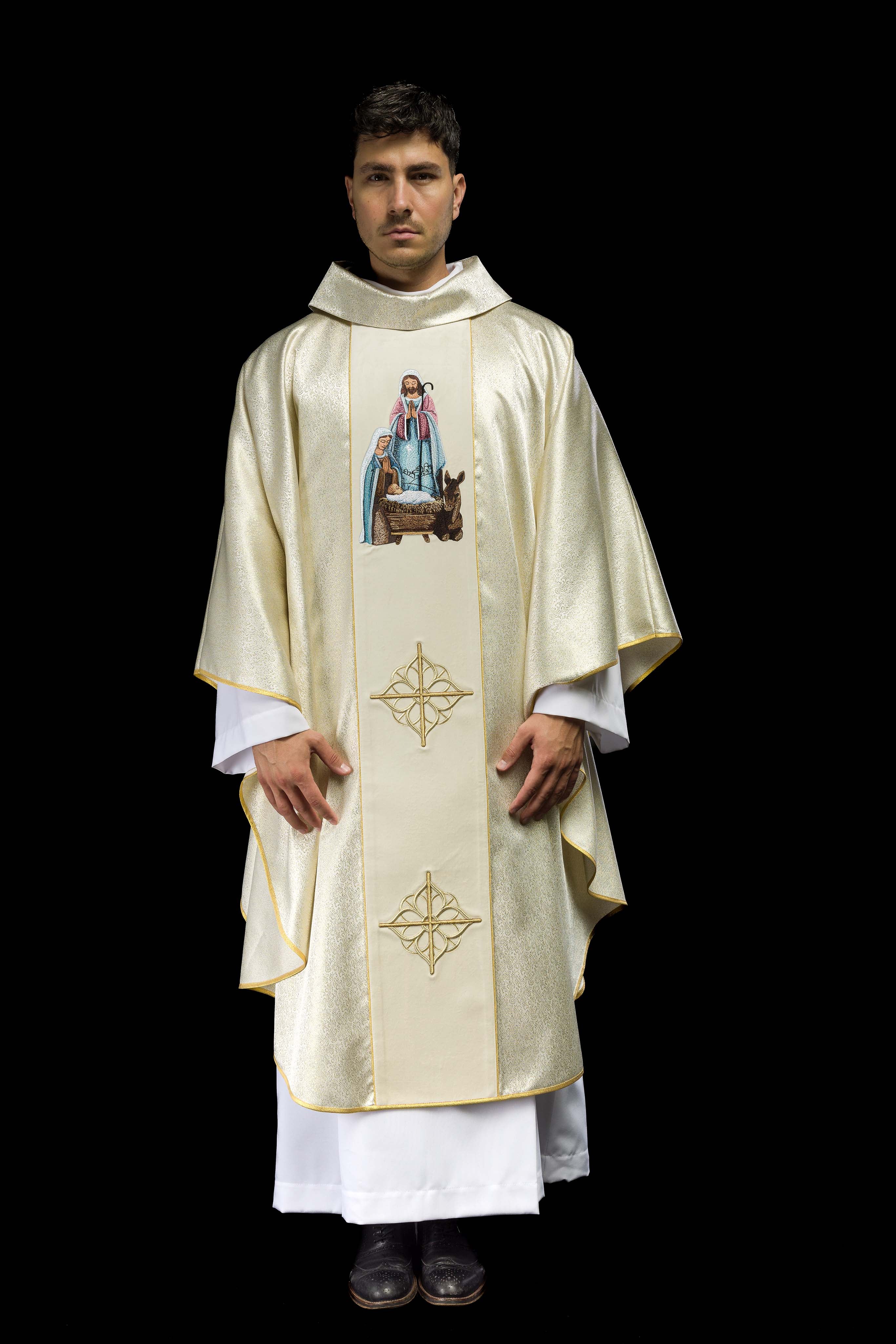 Chasuble brodée avec l'image de la Sainte Famille sur tissu doré