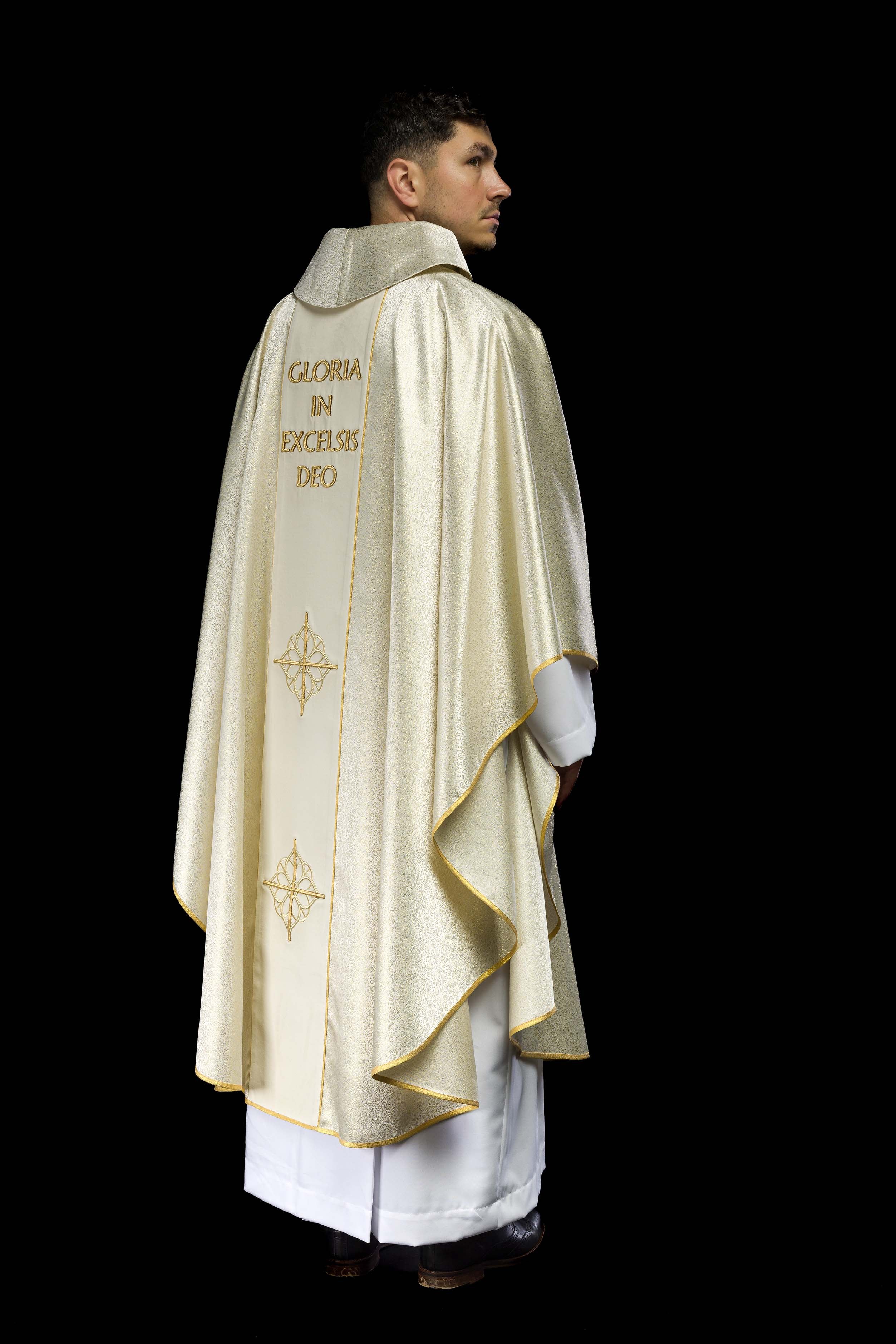 Chasuble brodée avec l'image de la Sainte Famille sur tissu doré