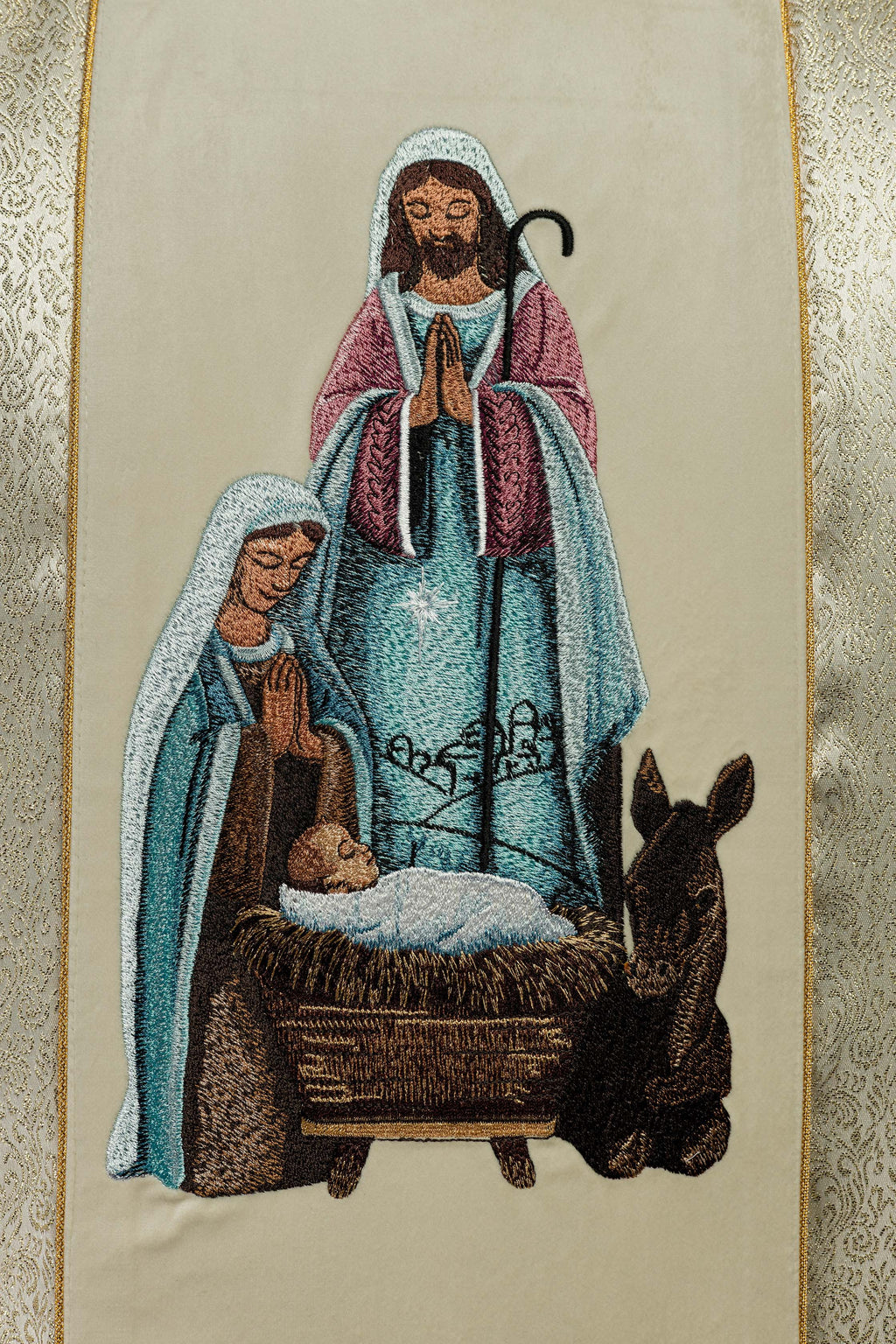 Chasuble brodée avec l'image de la Sainte Famille sur tissu doré