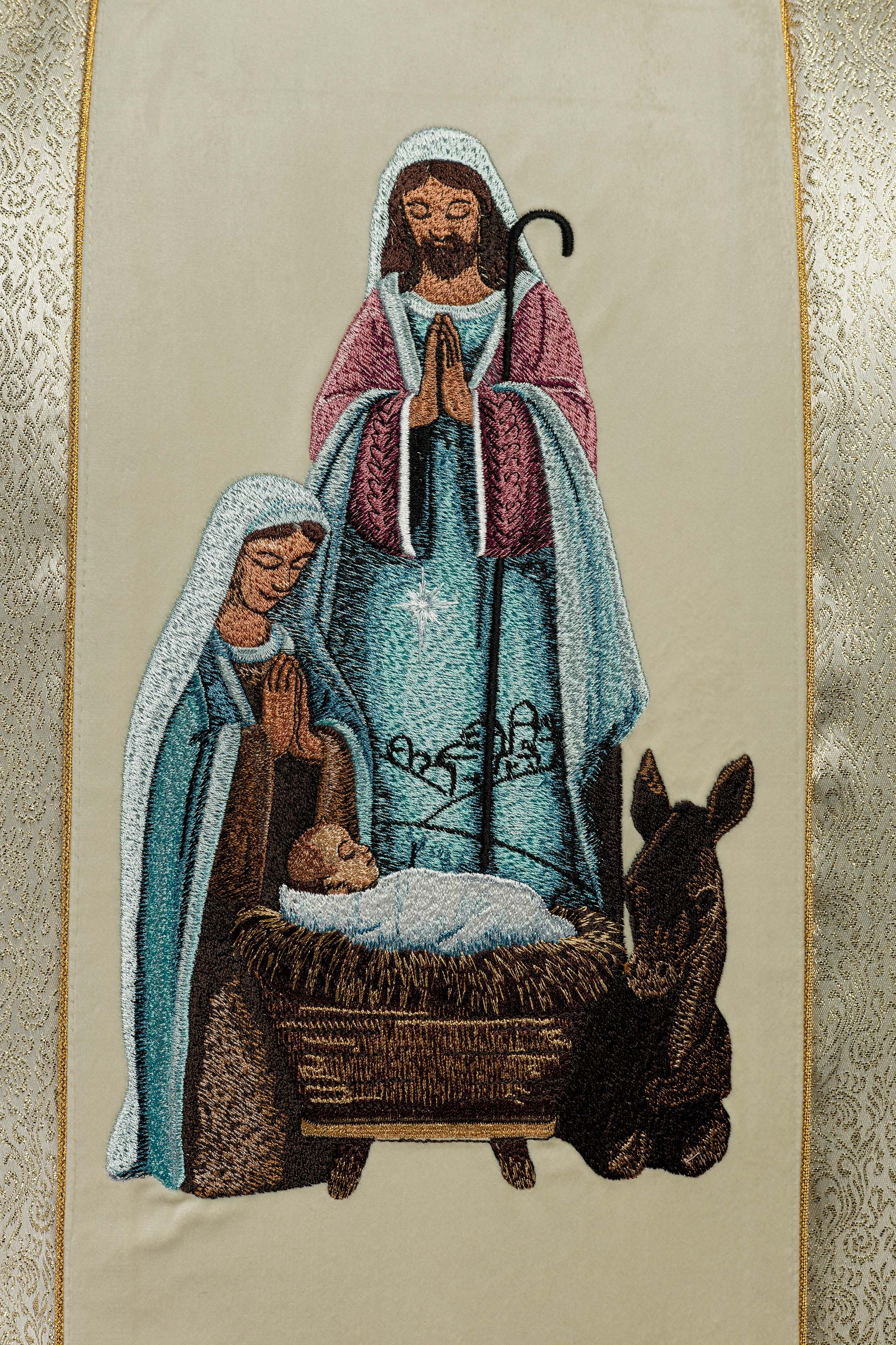 Chasuble brodée avec l'image de la Sainte Famille sur tissu doré