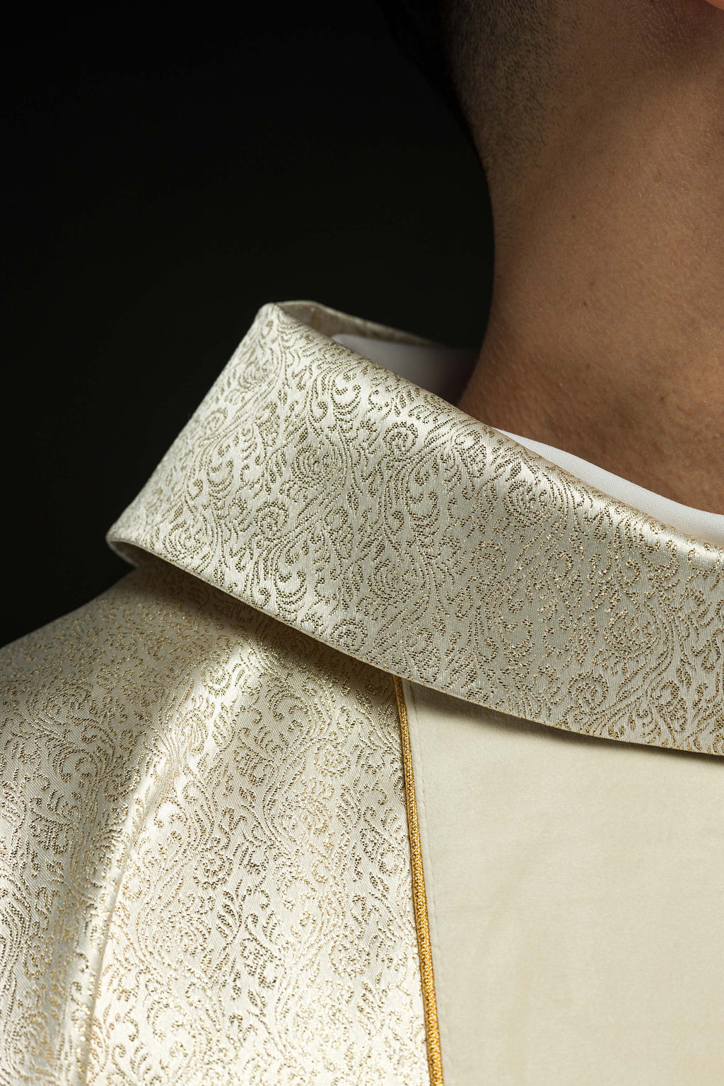 Chasuble brodée avec l'image de la Sainte Famille sur tissu doré