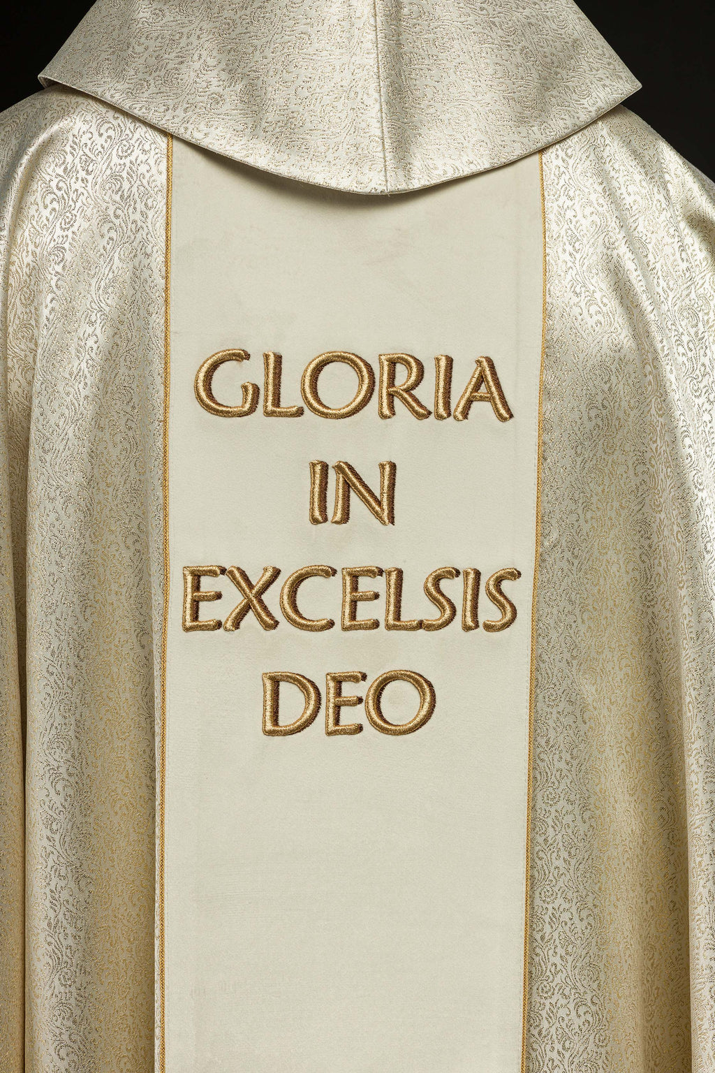 Chasuble brodée avec l'image de la Sainte Famille sur tissu doré