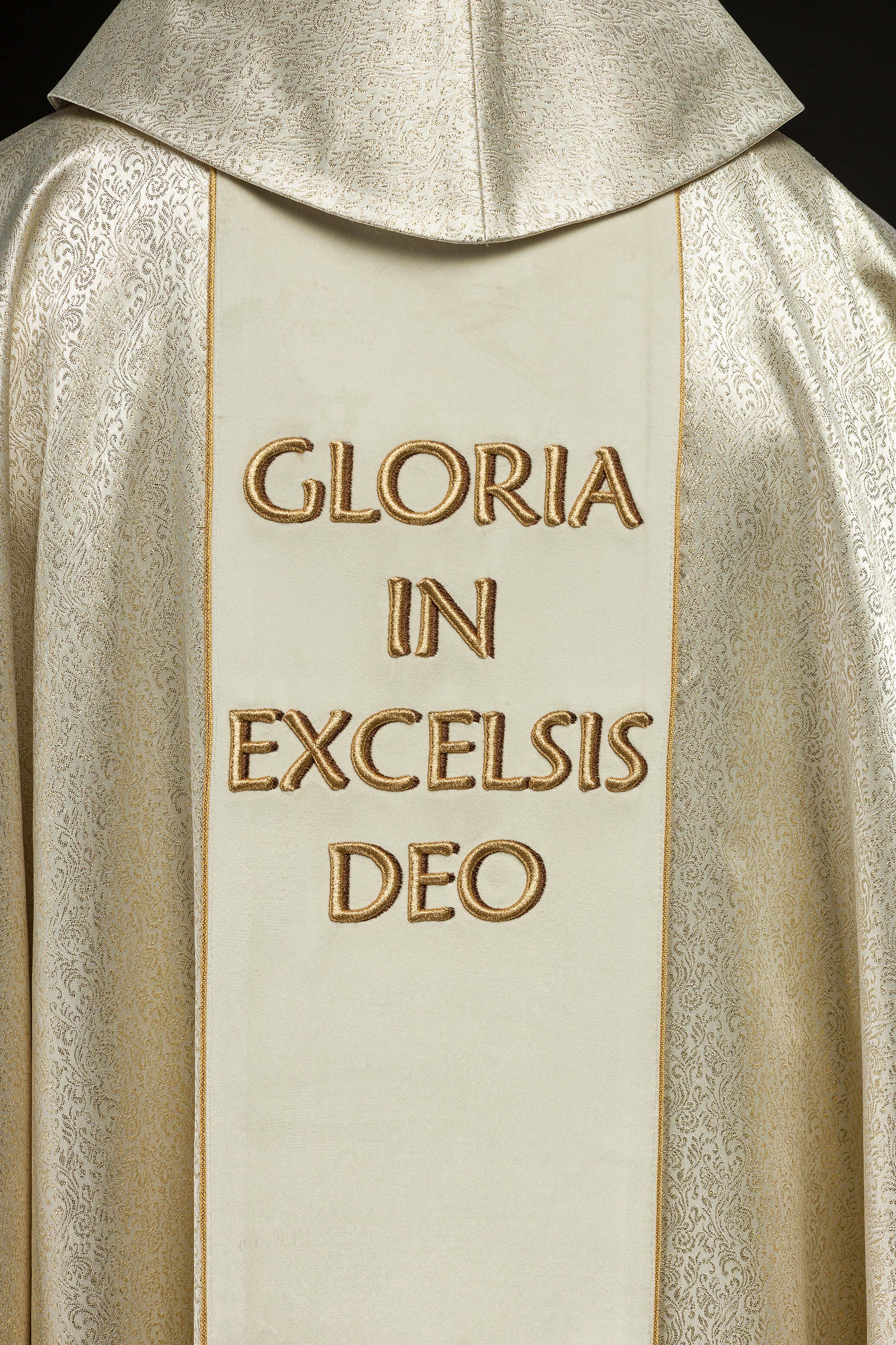 Chasuble brodée avec l'image de la Sainte Famille sur tissu doré