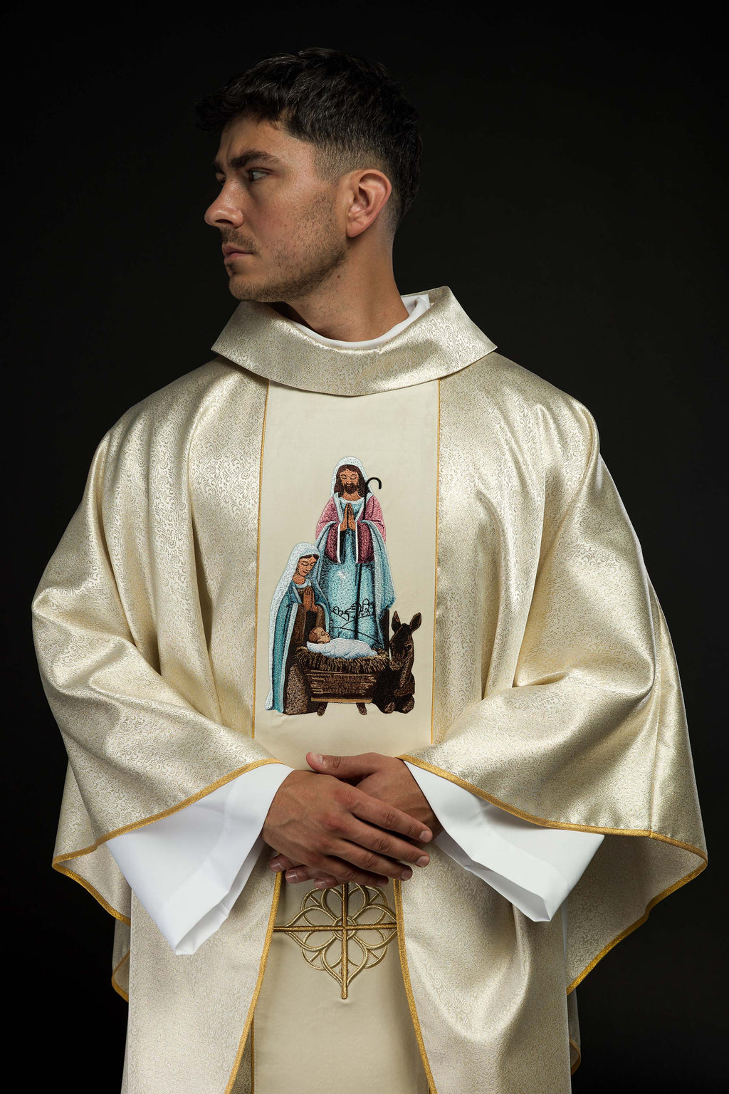 Chasuble brodée avec l'image de la Sainte Famille sur tissu doré