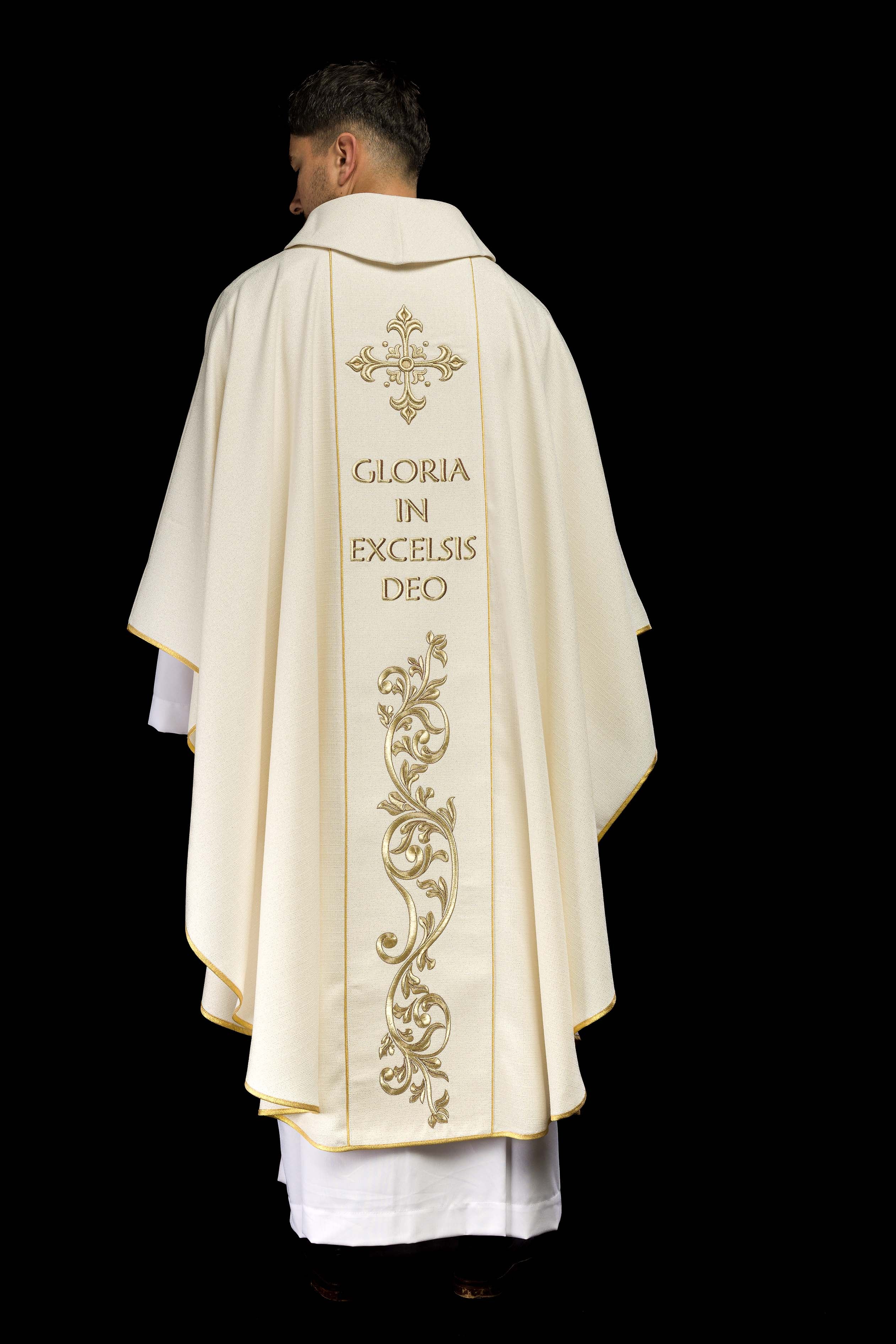 Chasuble de Noël brodée avec l'image de la Sainte Famille