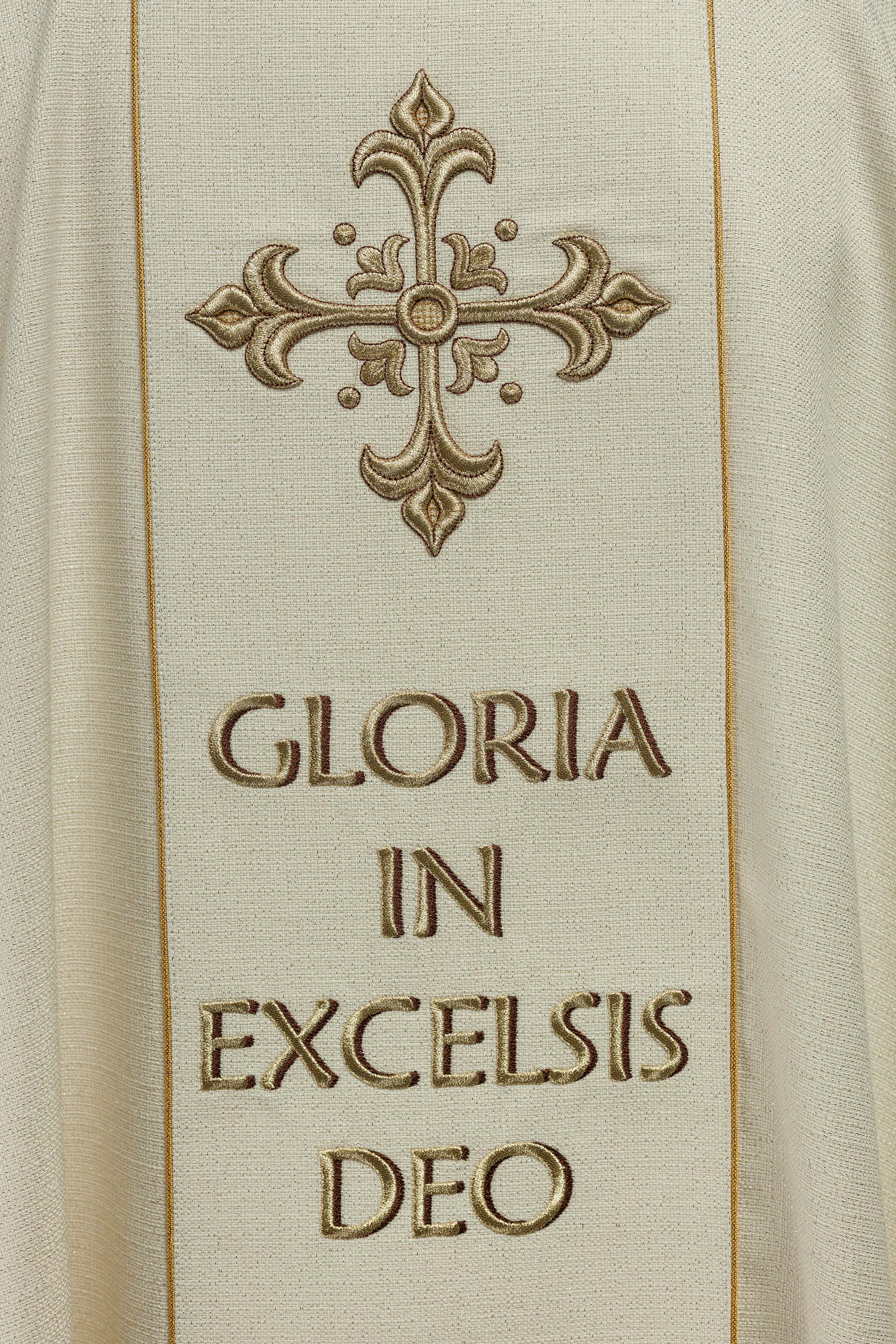 Chasuble de Noël brodée avec l'image de la Sainte Famille