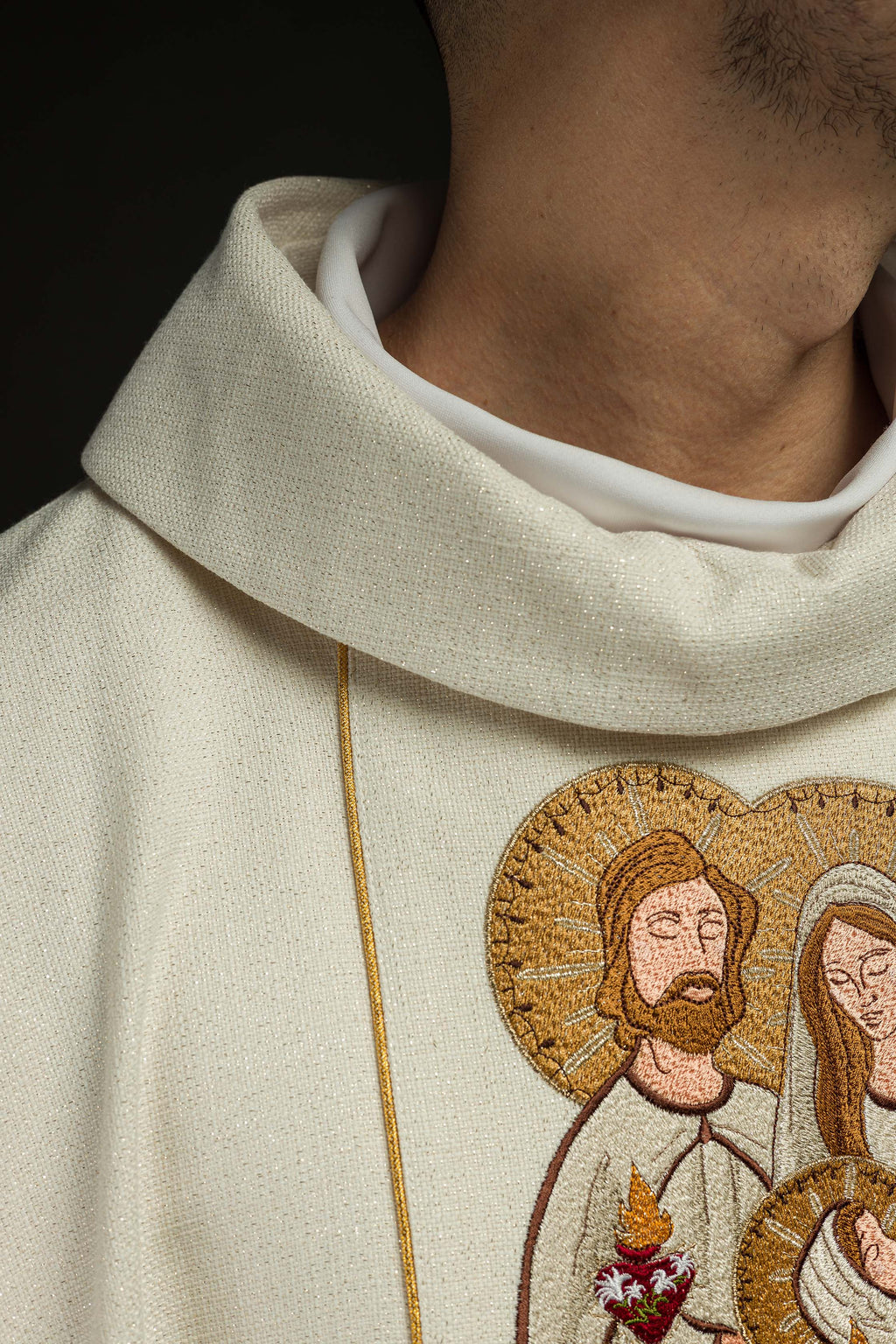 Chasuble de Noël brodée avec l'image de la Sainte Famille