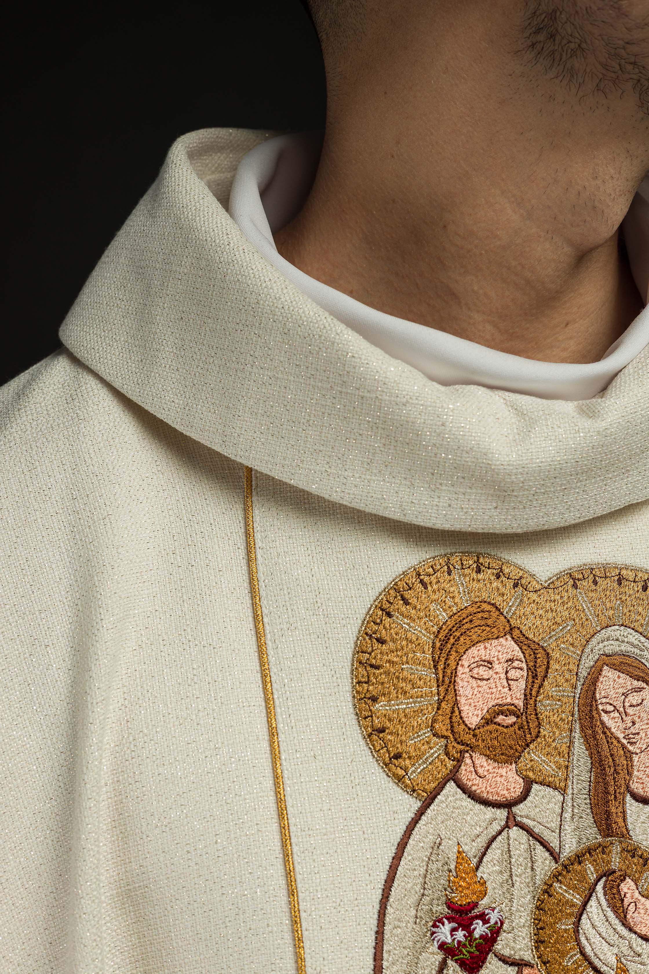 Chasuble de Noël brodée avec l'image de la Sainte Famille