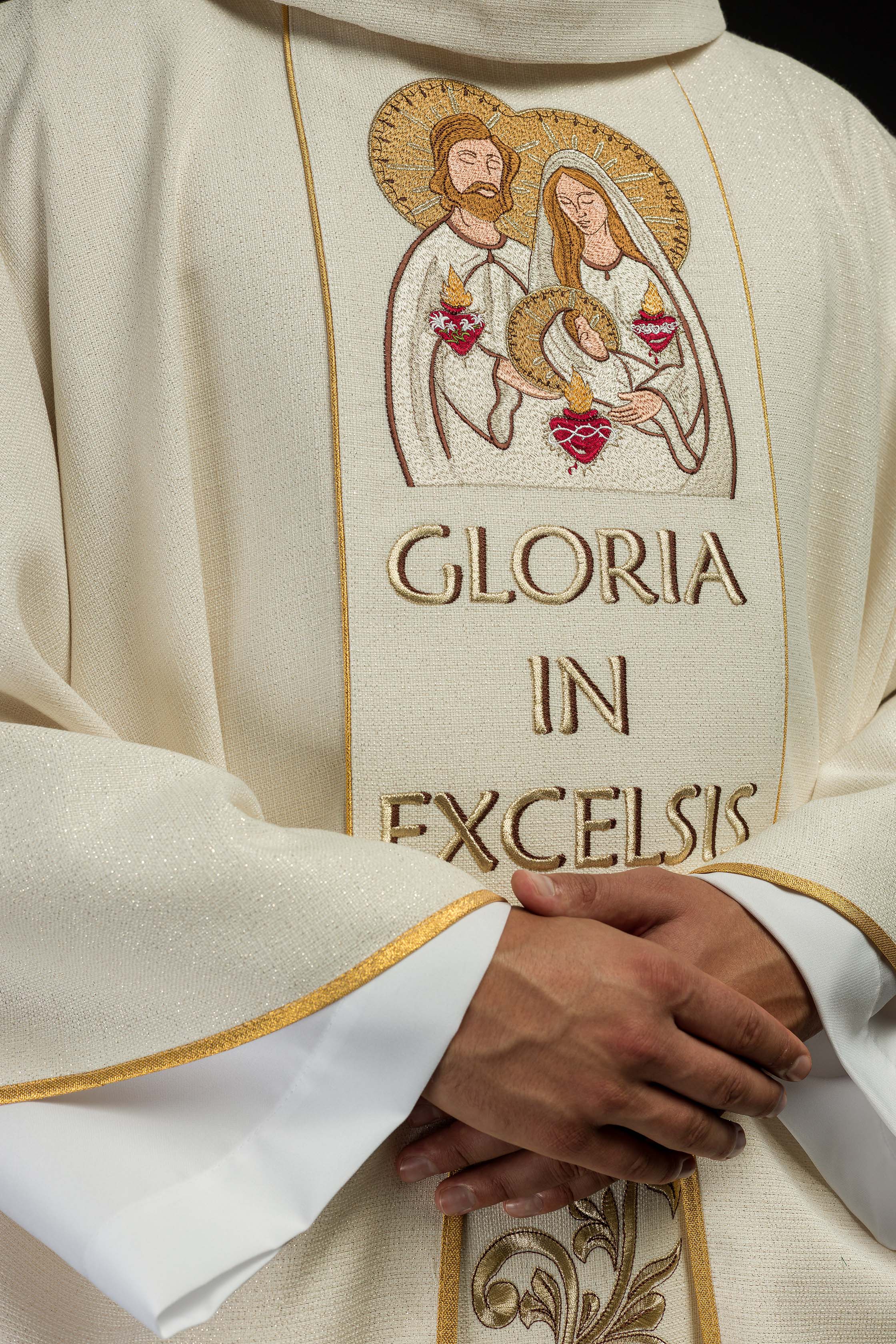 Chasuble de Noël brodée avec l'image de la Sainte Famille
