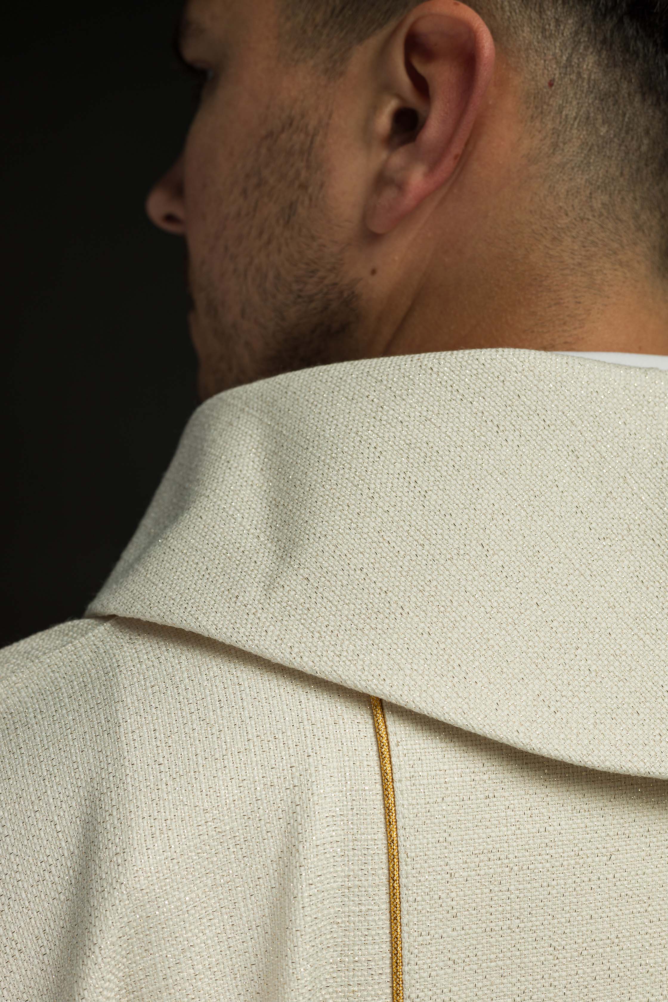 Chasuble de Noël brodée avec l'image de la Sainte Famille