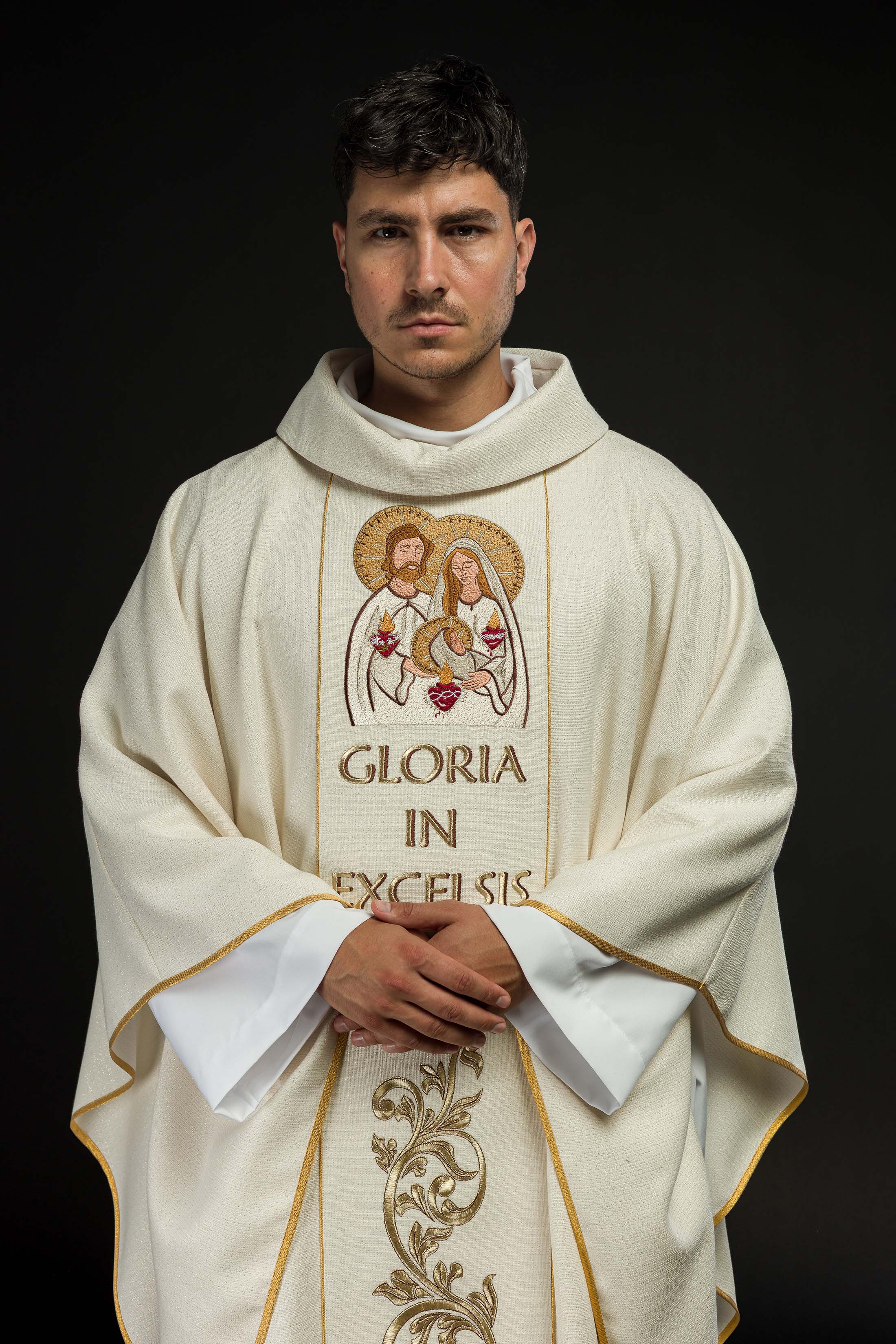 Chasuble de Noël brodée avec l'image de la Sainte Famille