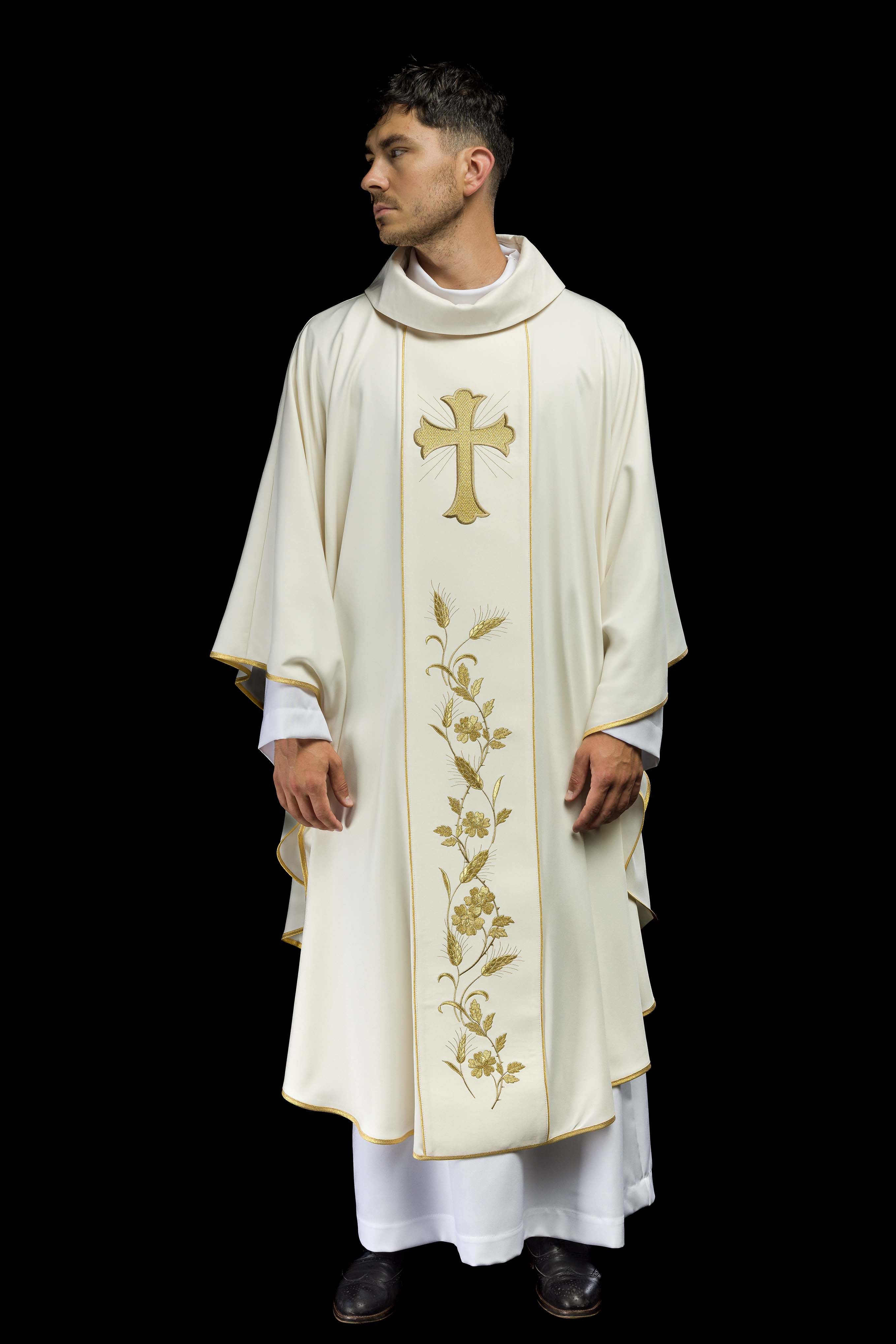 Chasuble avec croix brodée et oreilles en écru