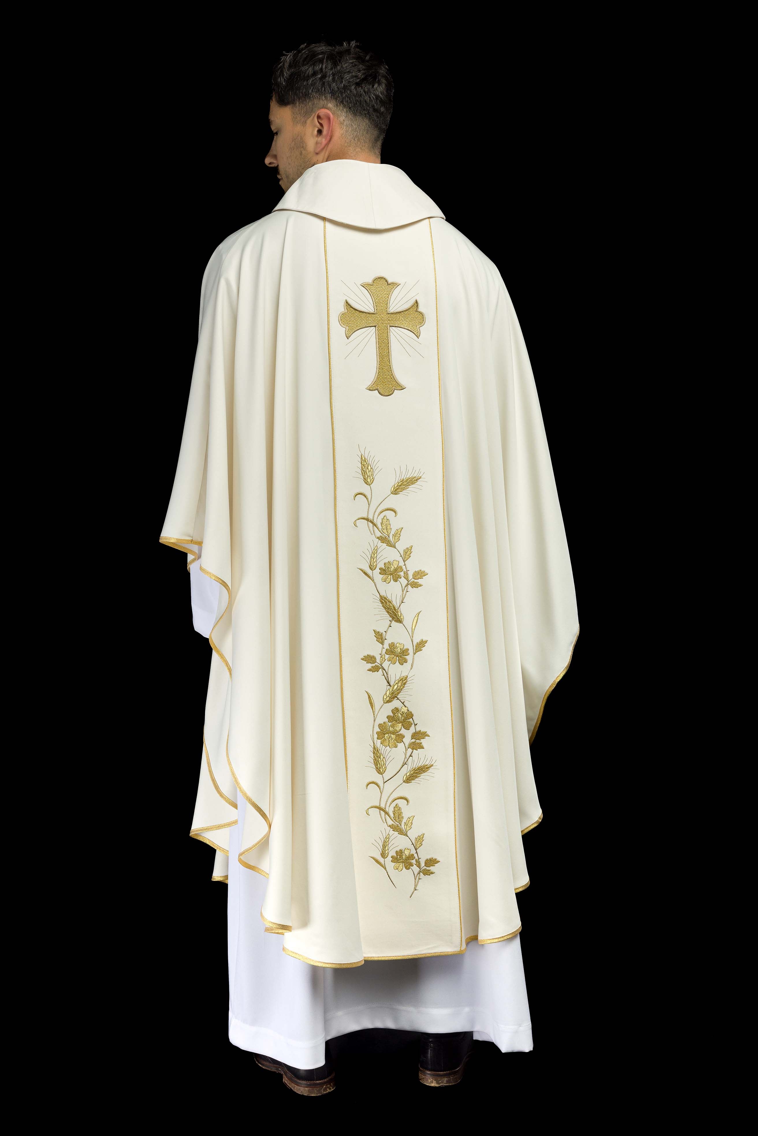 Chasuble avec croix brodée et oreilles en écru