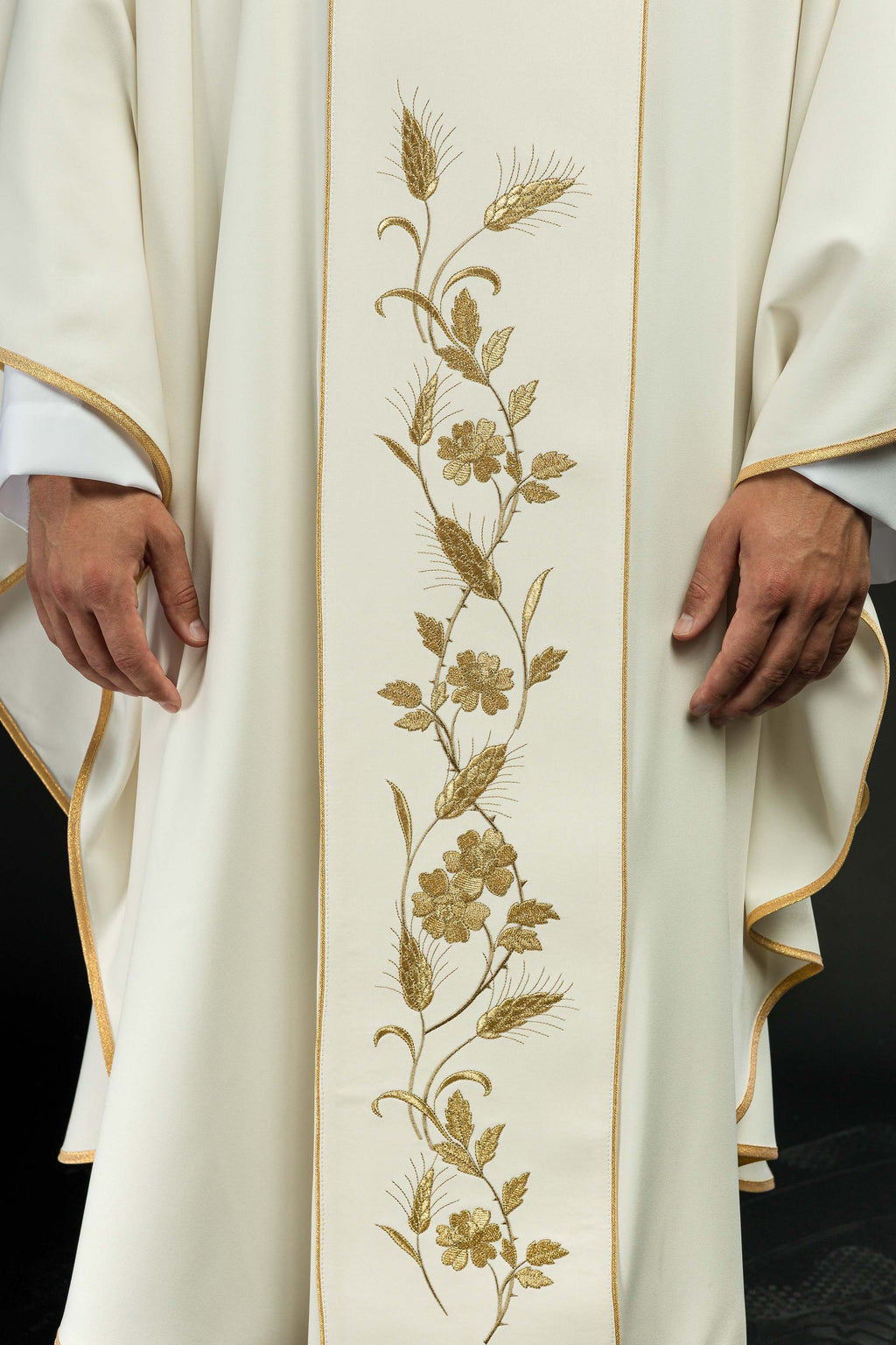 Chasuble avec croix brodée et oreilles en écru