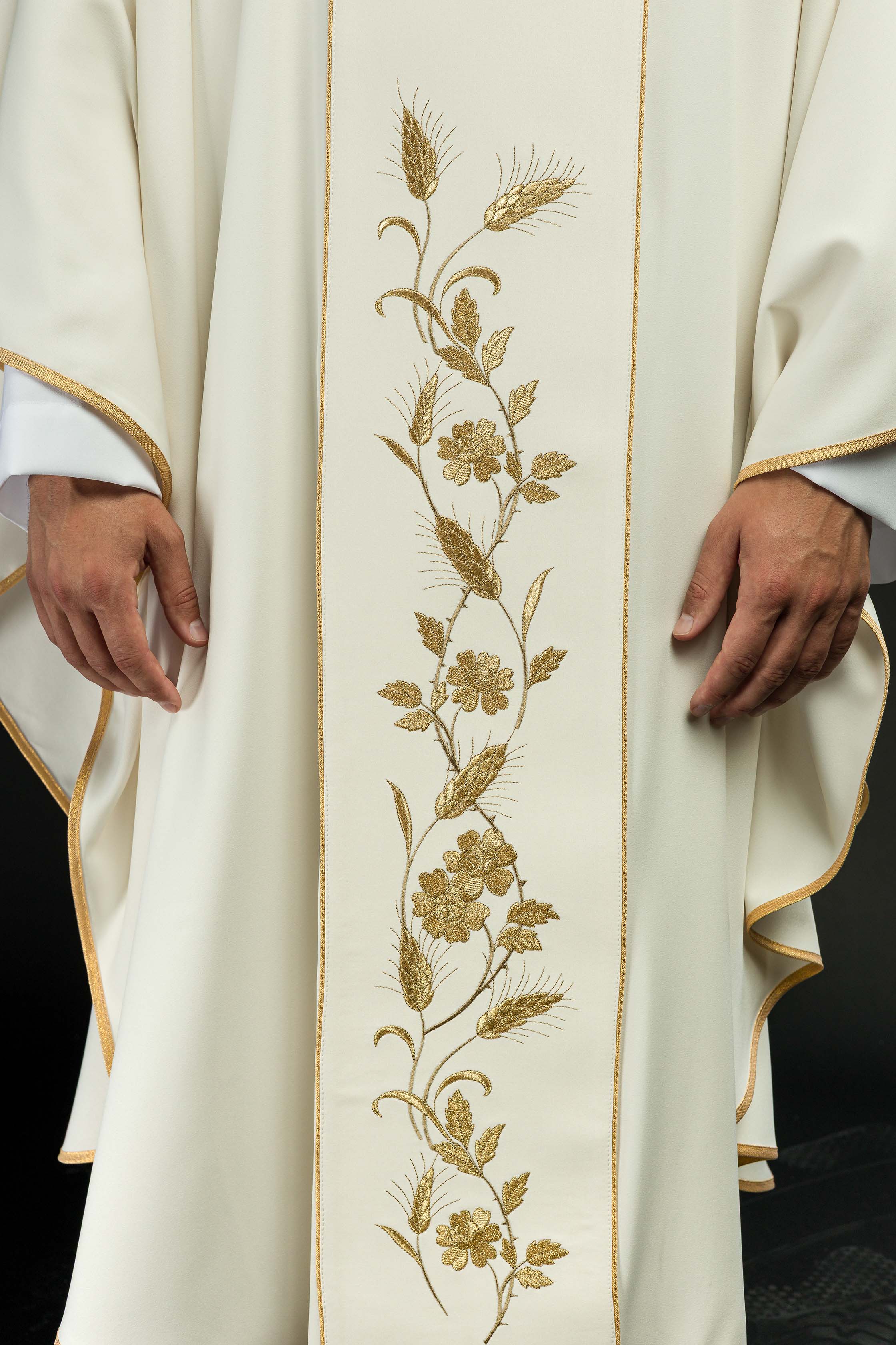 Chasuble avec croix brodée et oreilles en écru