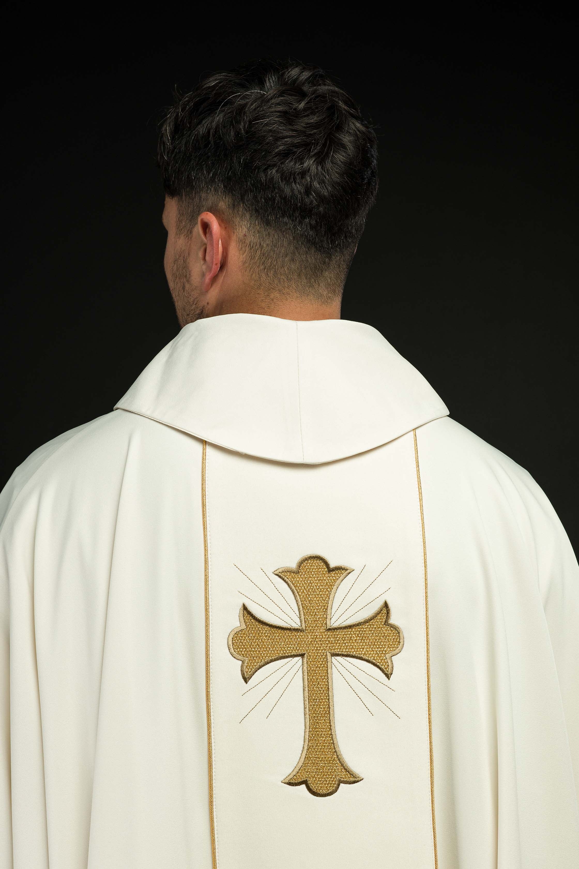 Chasuble avec croix brodée et oreilles en écru