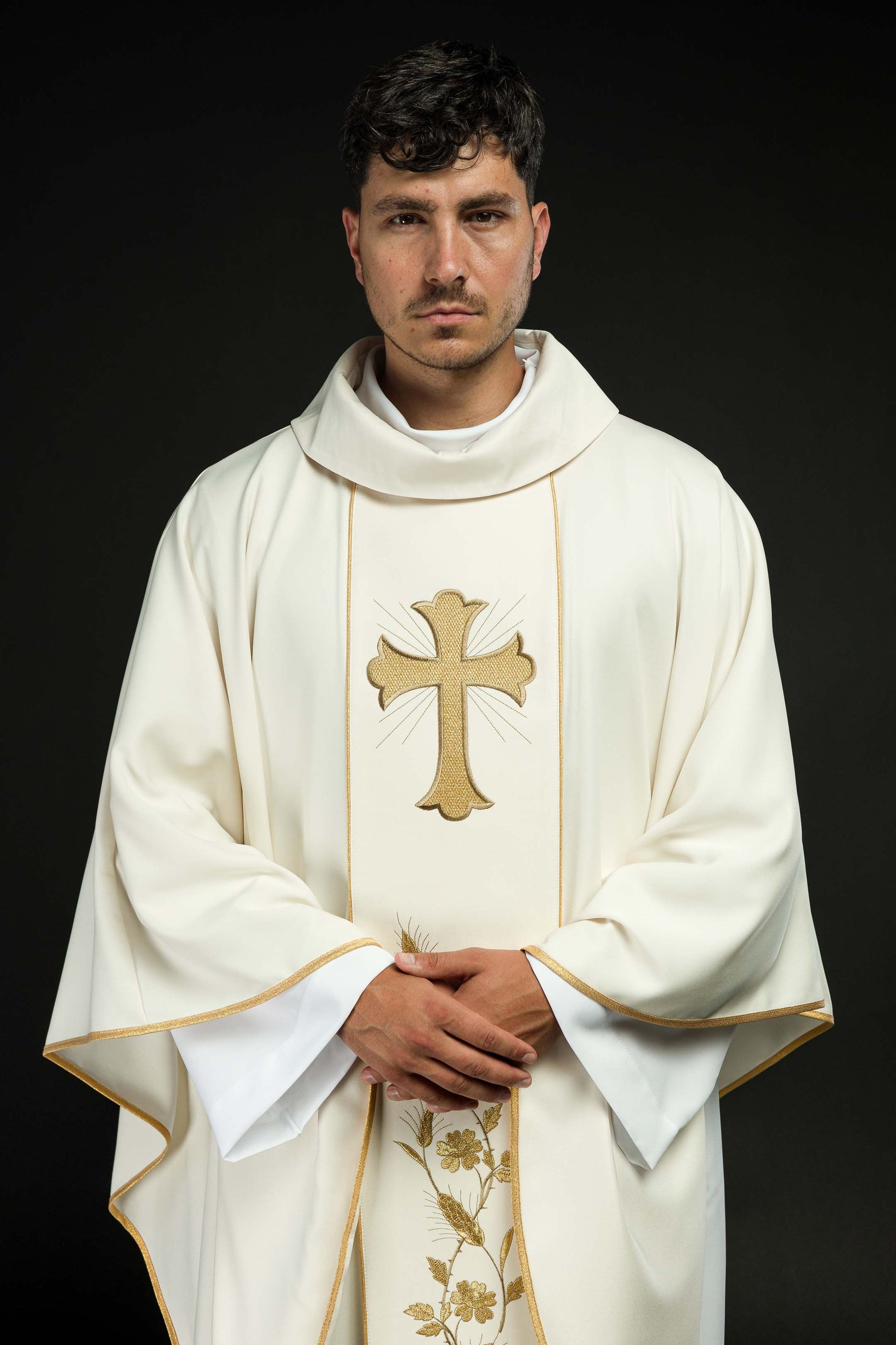 Chasuble avec croix brodée et oreilles en écru