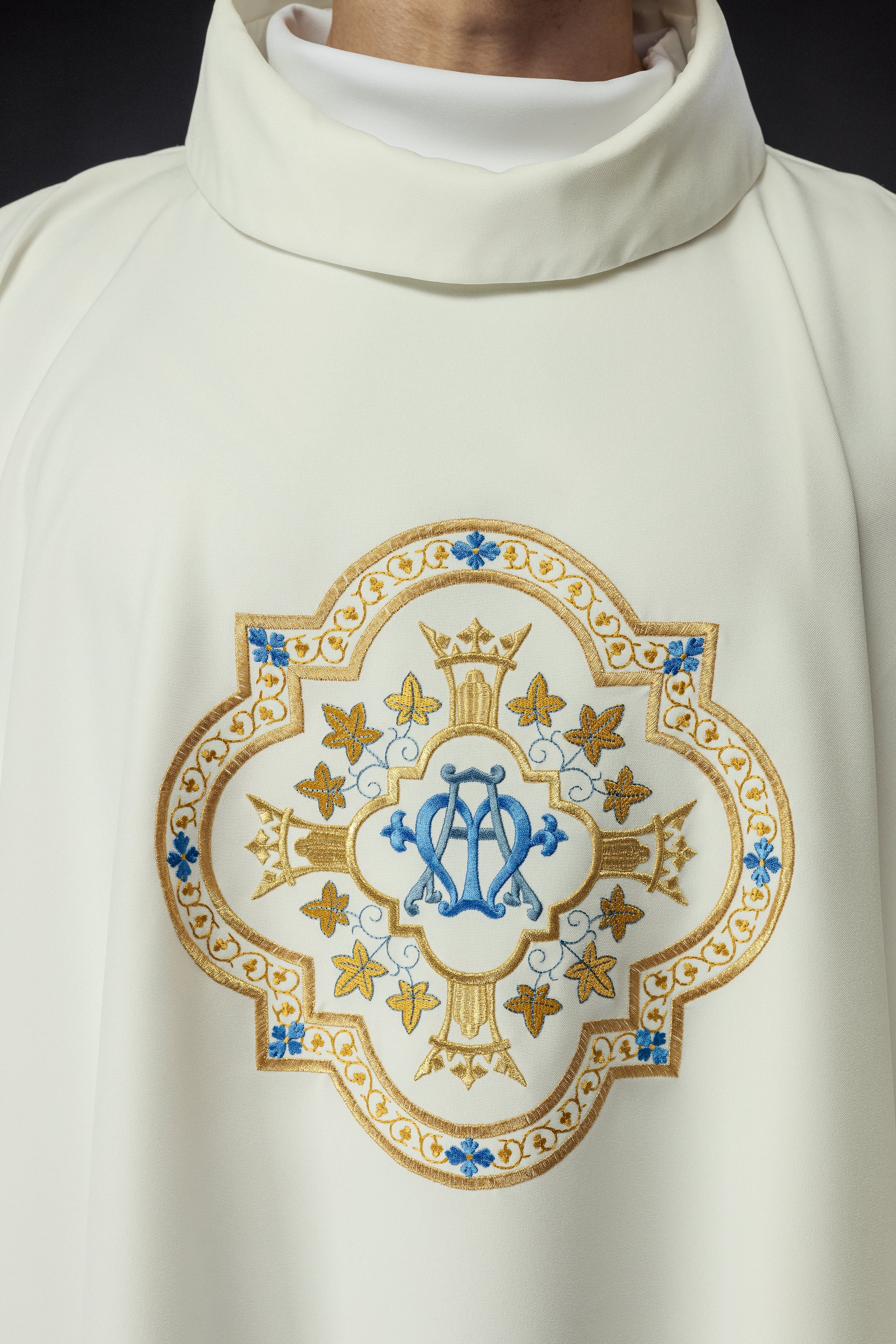 Chasuble écrue avec motif marial