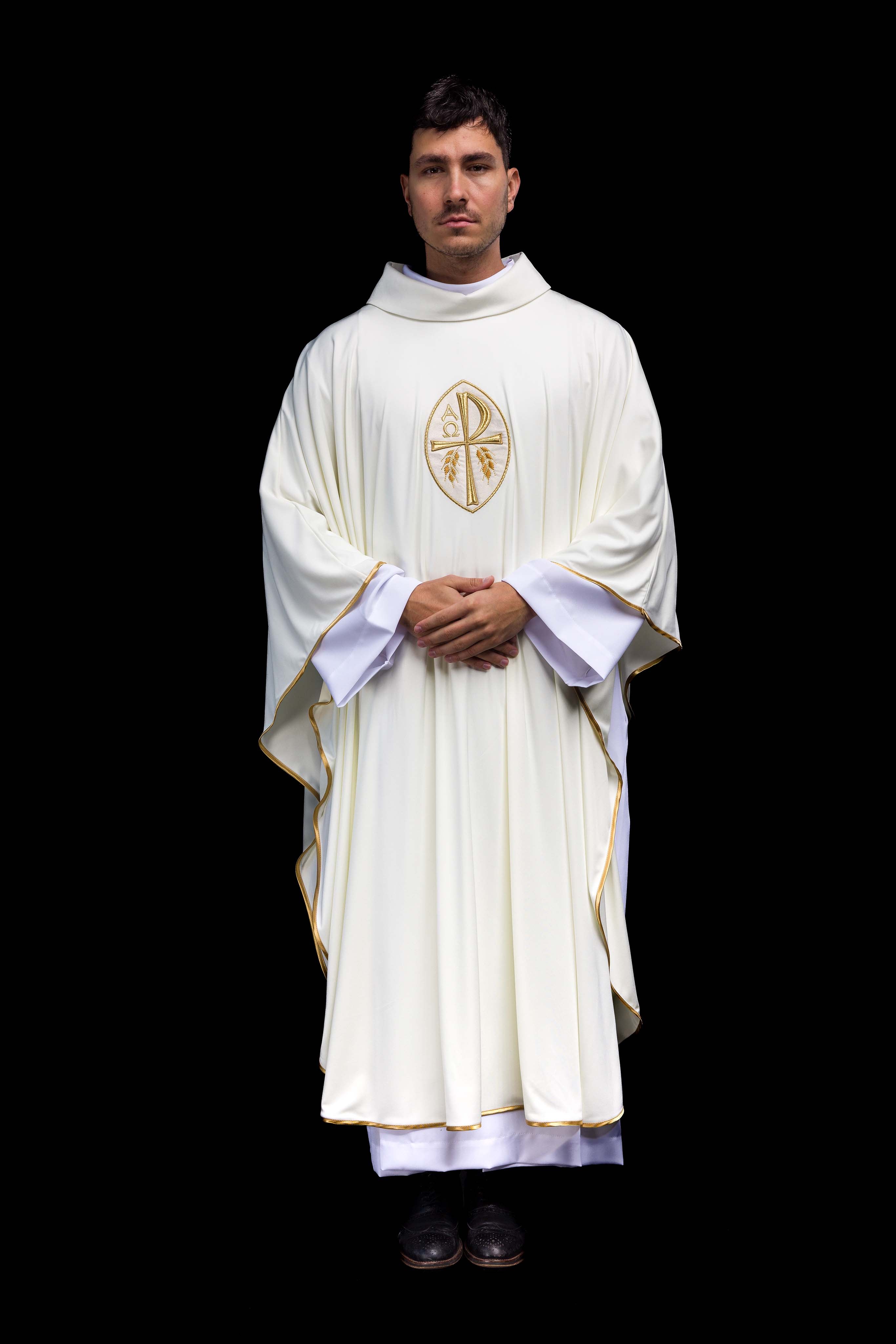 Chasuble écrue à croix brodée