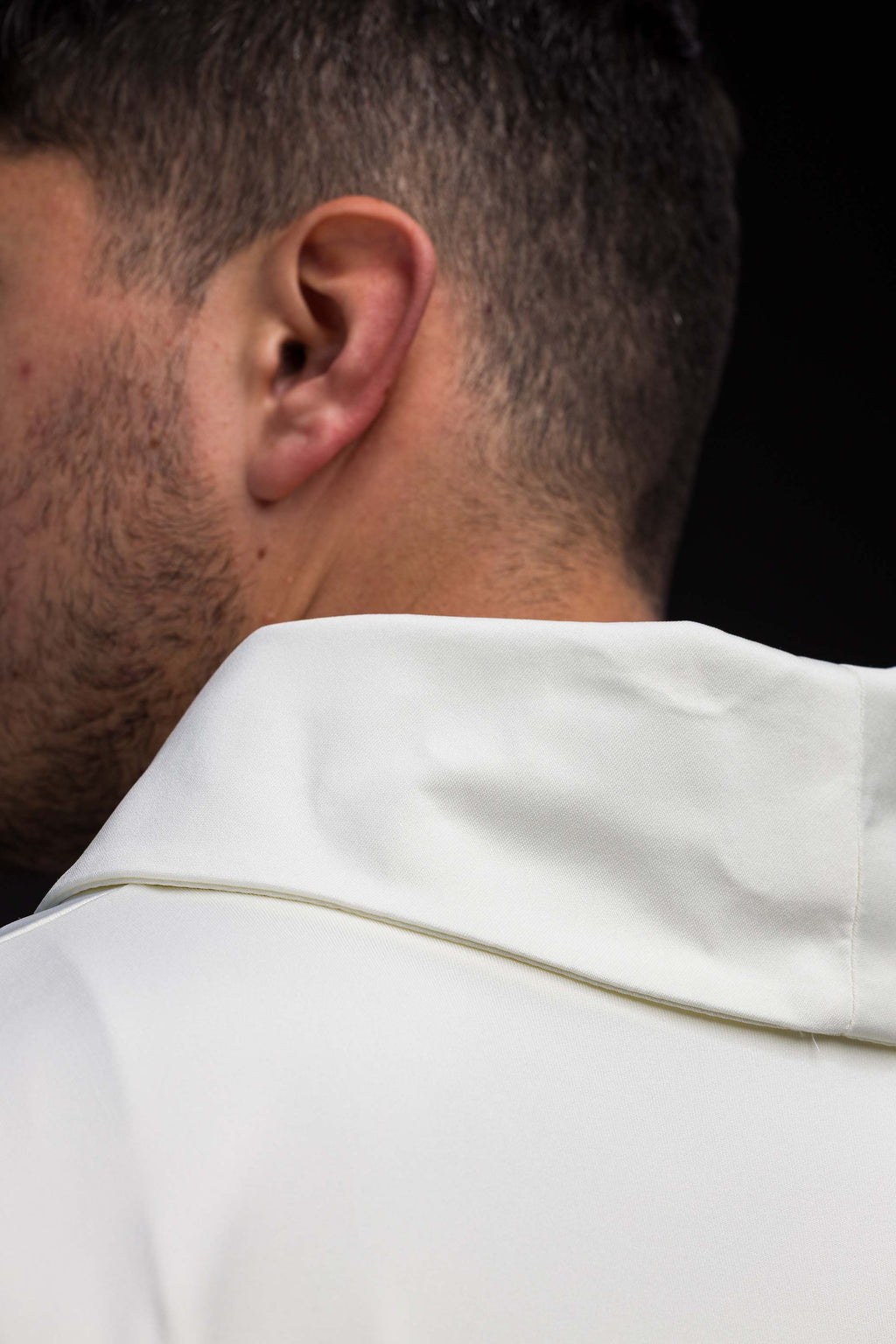 Chasuble écrue à croix brodée