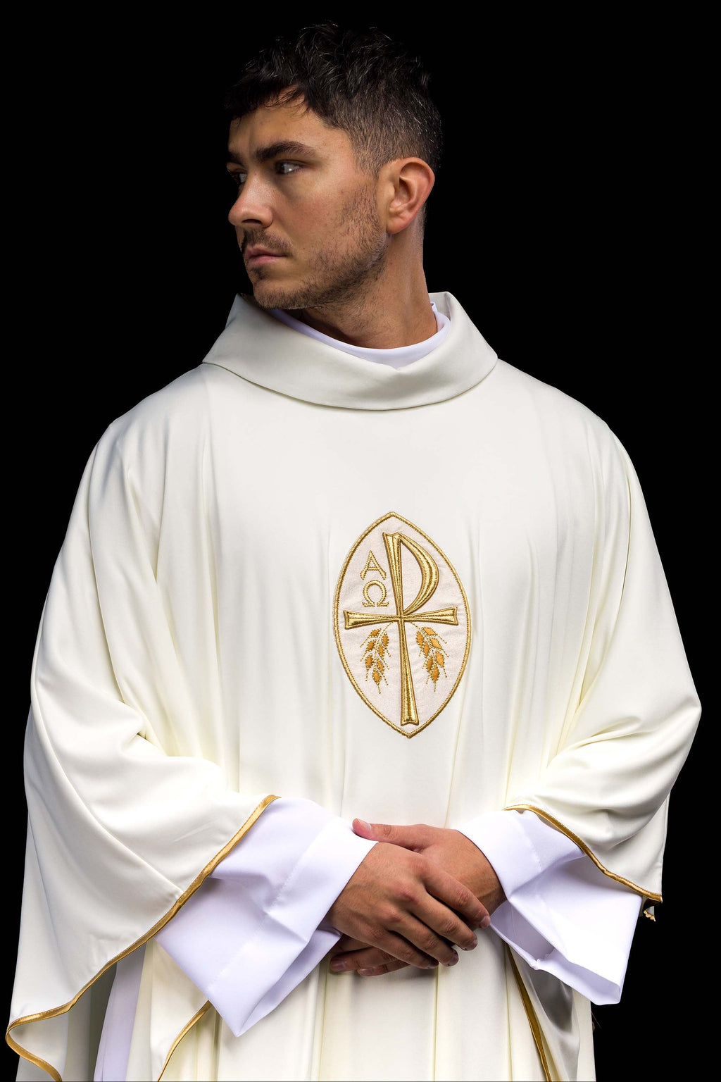 Chasuble écrue à croix brodée