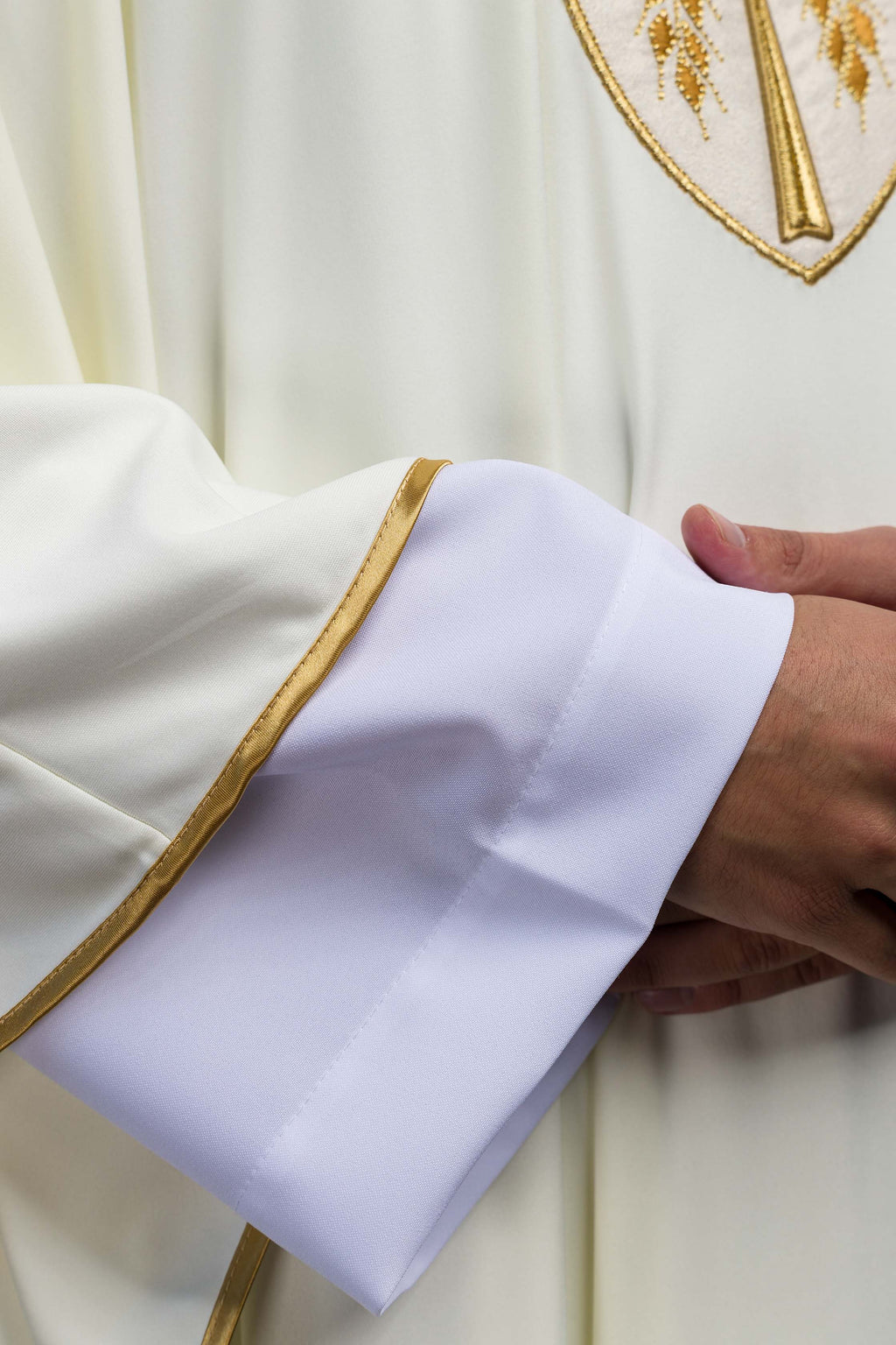 Chasuble écrue à croix brodée