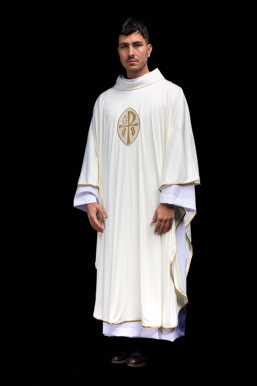 Chasuble écrue à croix brodée