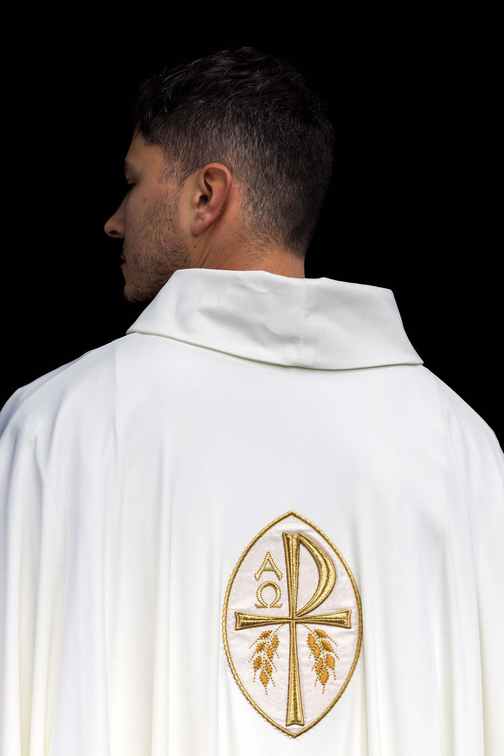 Chasuble écrue à croix brodée