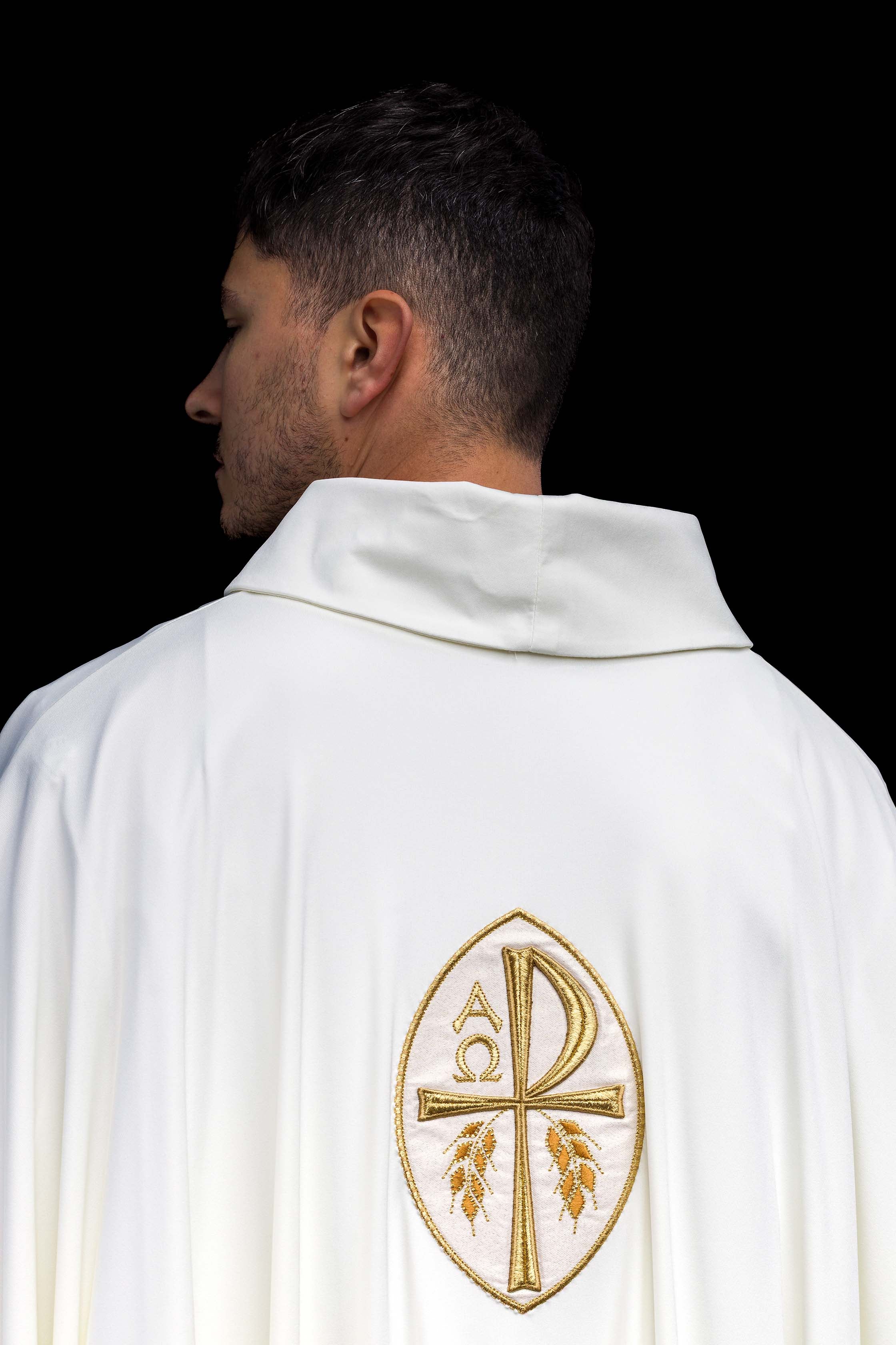 Chasuble écrue à croix brodée