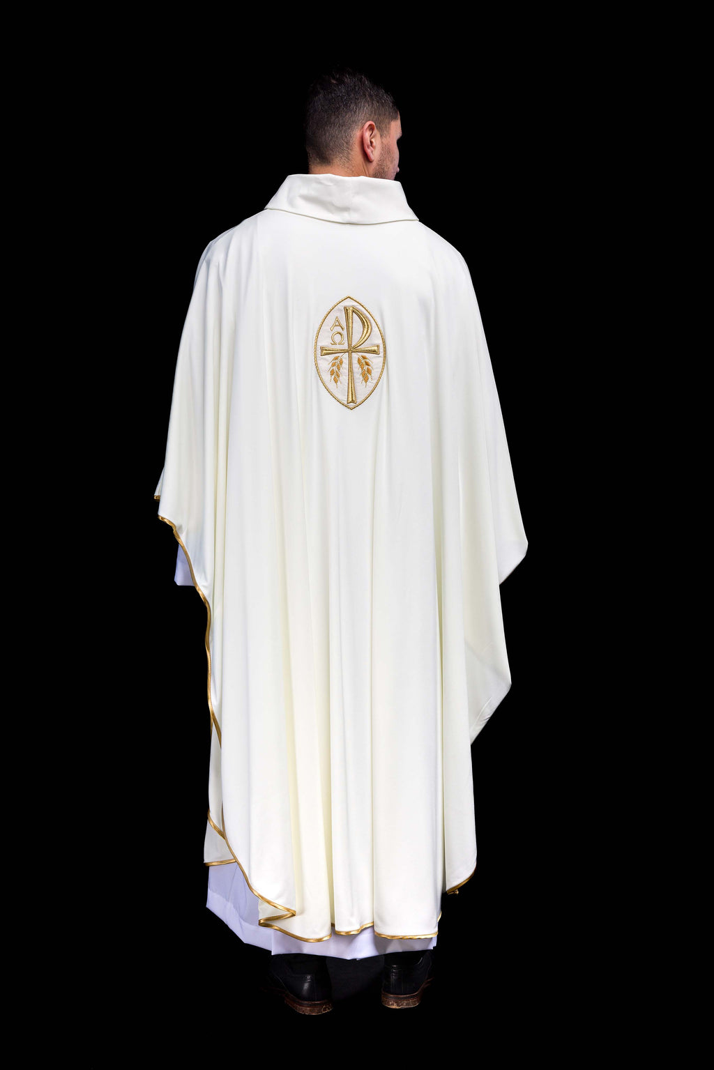 Chasuble écrue à croix brodée