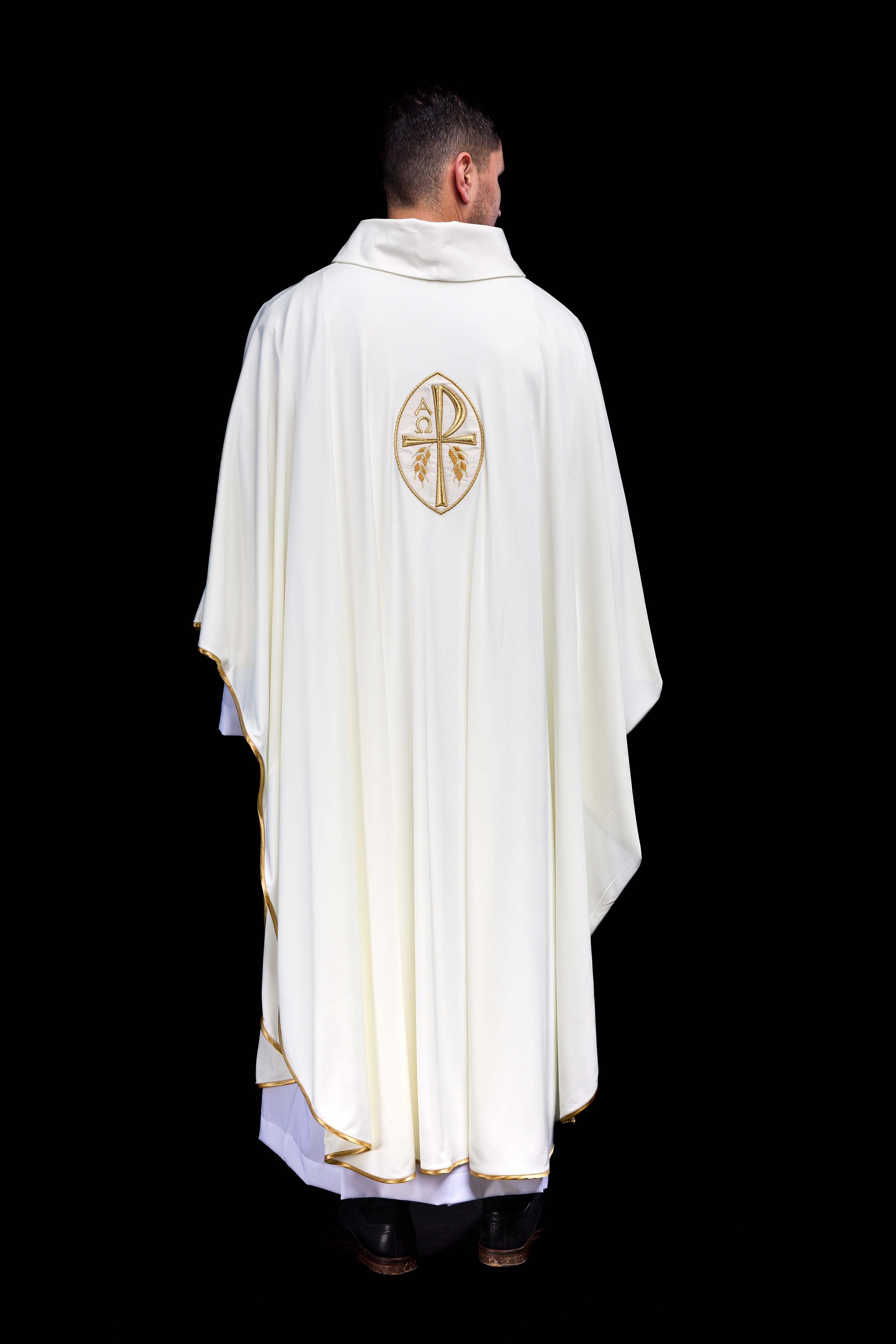 Chasuble écrue à croix brodée