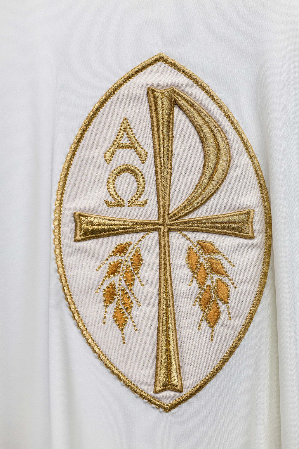 Chasuble écrue à croix brodée