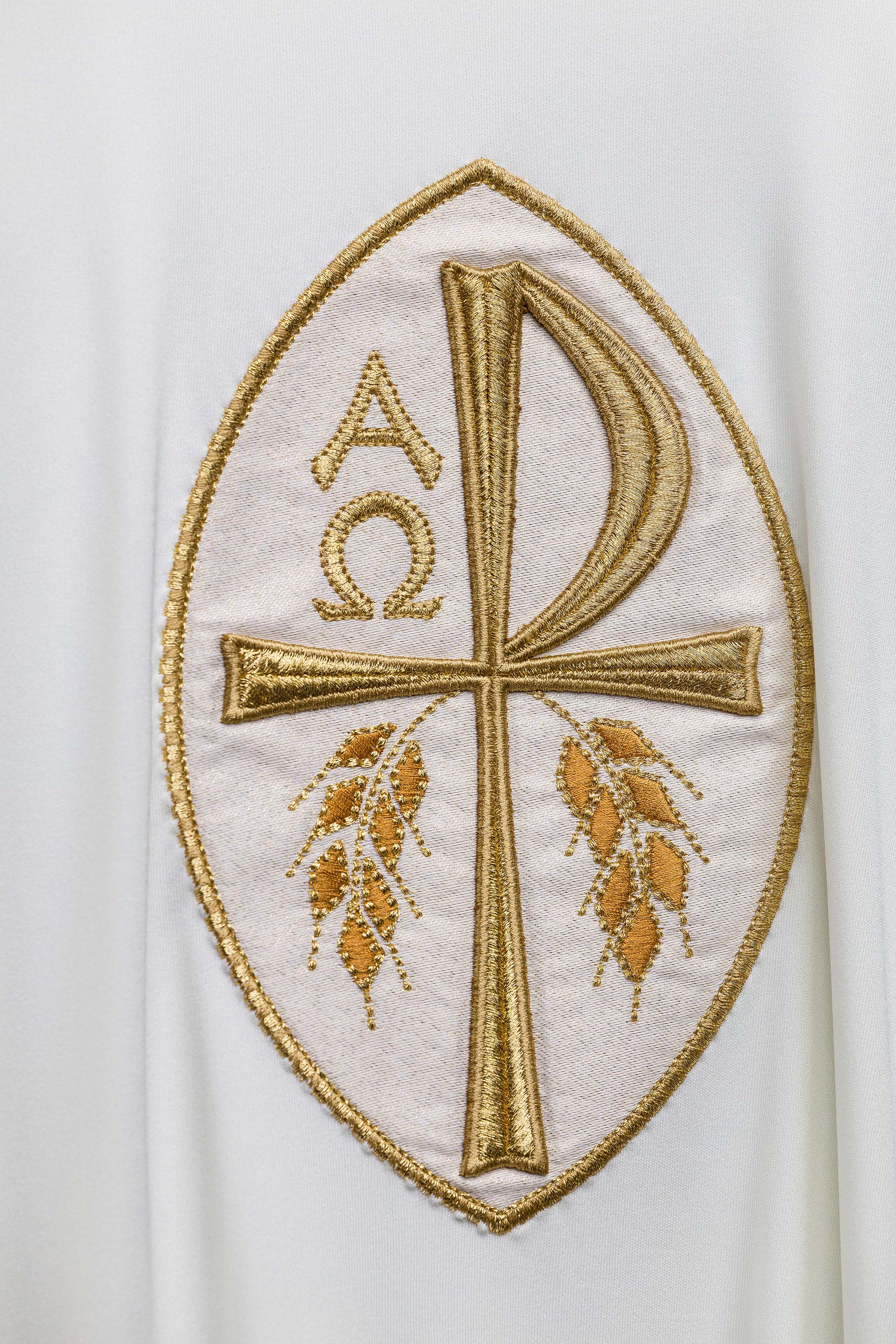 Chasuble écrue à croix brodée